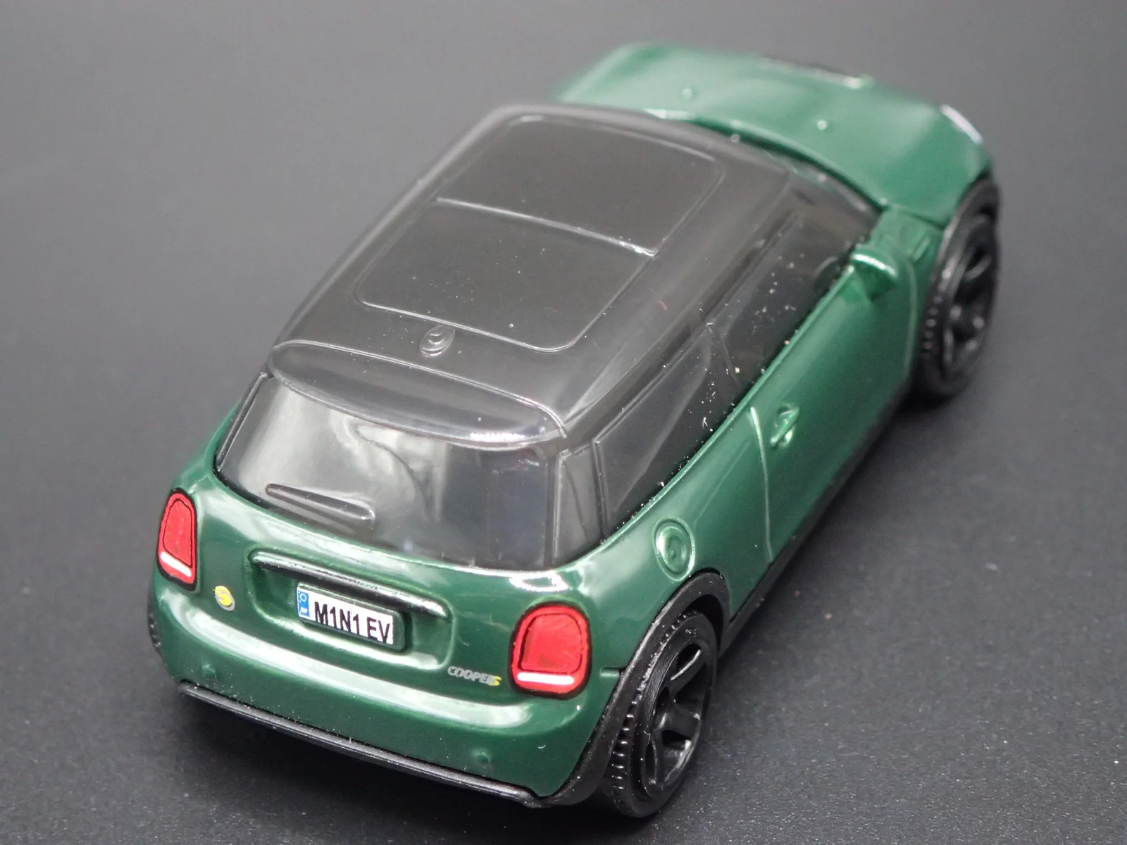 2020 – 2024 MINI COOPER SE EV GREEN 1:64 SCALE DIORAMA DIECAST MODEL CAR