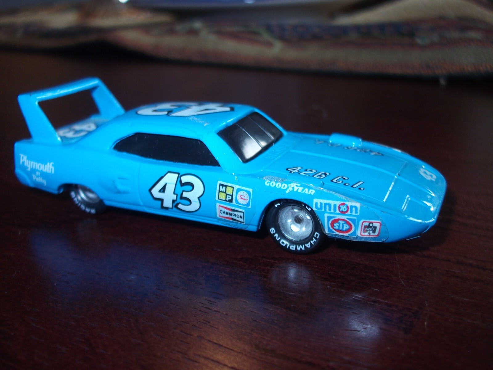 RICHARD PETTY VINTAGE MODEL 1970 PLYMOUTH SUPERBIRD RACING CHAMPIONS 1/64 CAR