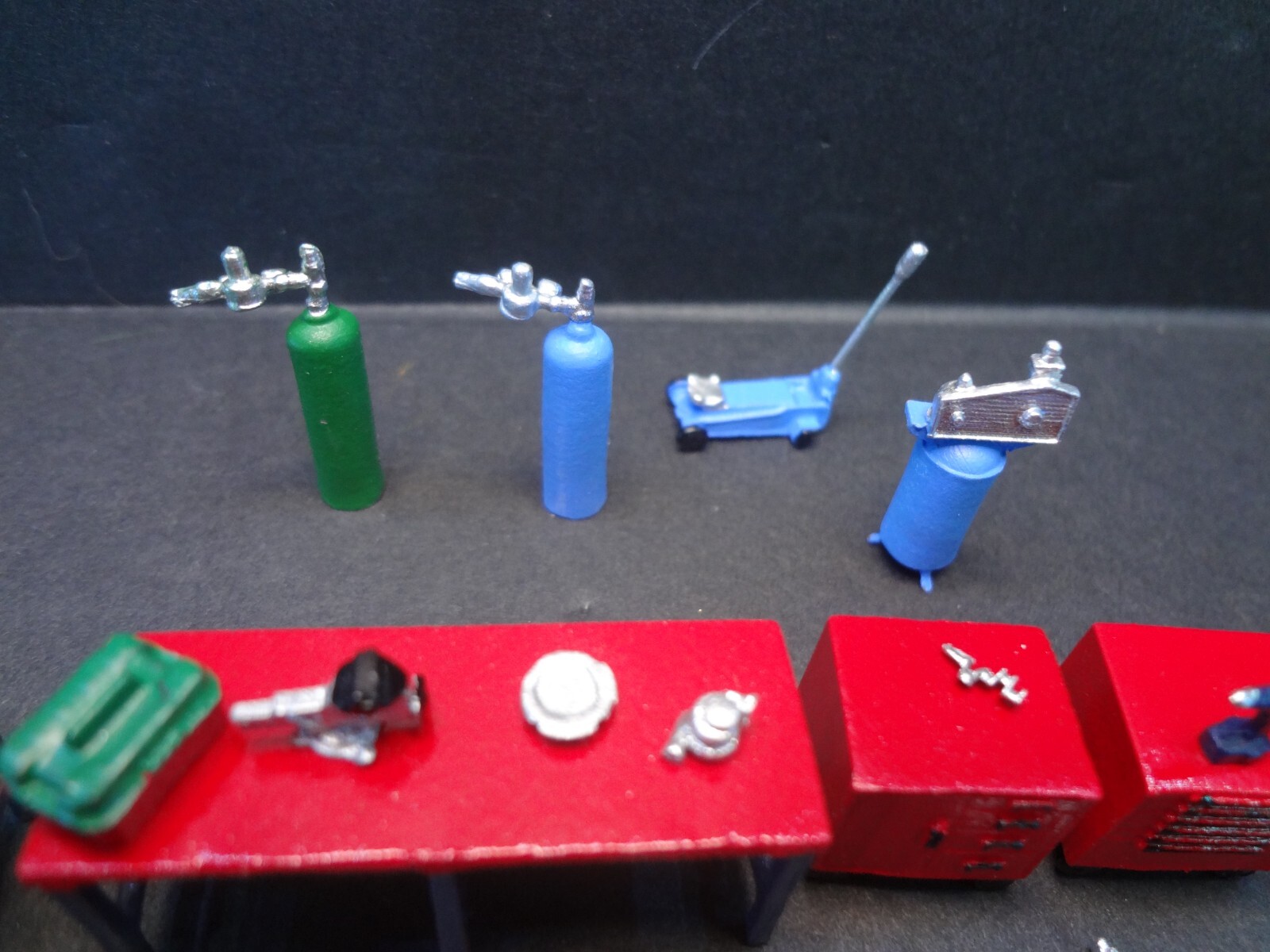 1:64 Scale Auto Repair Shop Workstation & Mechanic Tool Set Diorama Accessories