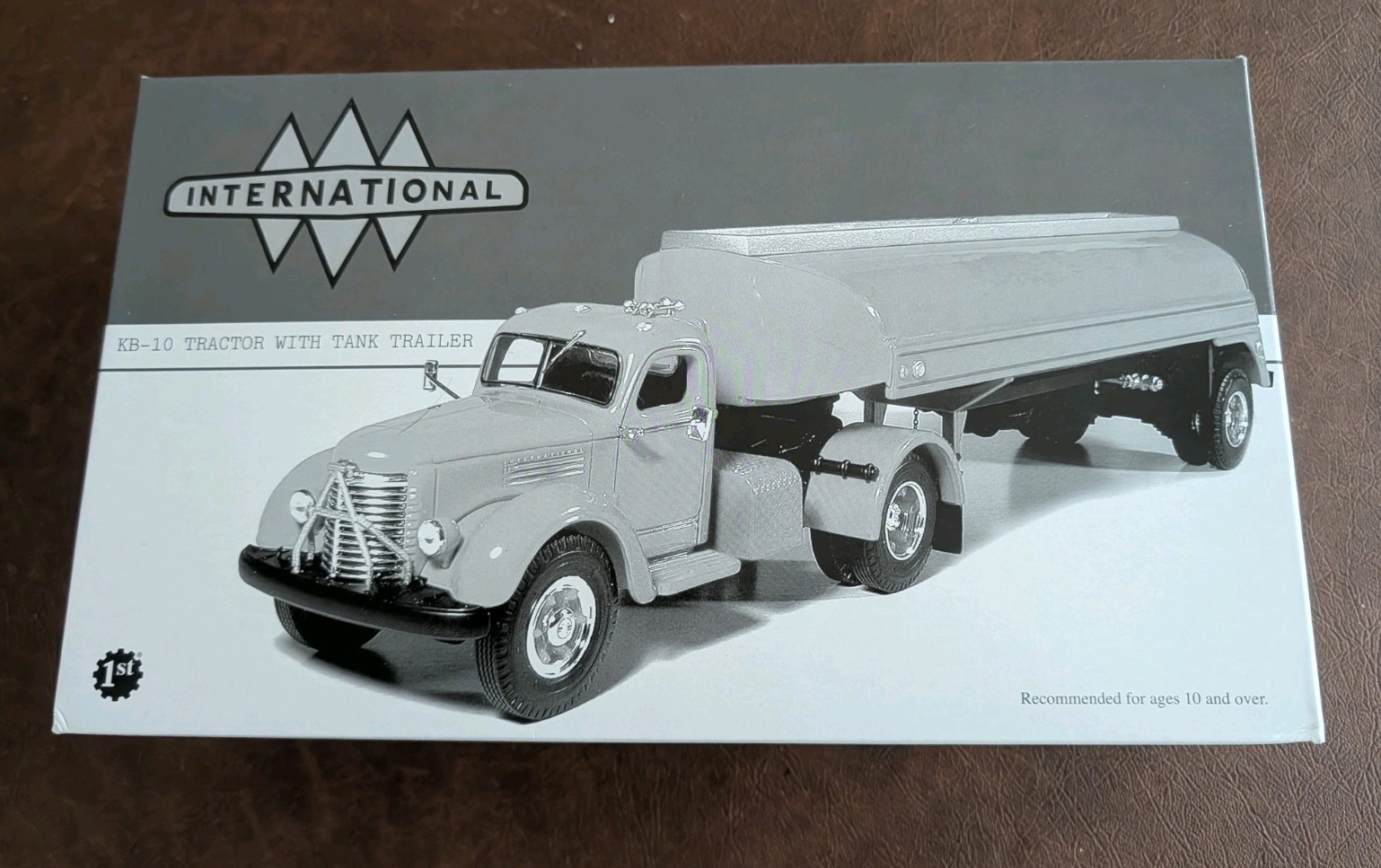 FIRST GEAR 1:34 KB-10 1949 Texaco Tractor Trailer Tanker Truck Red 19-2581 NIB +