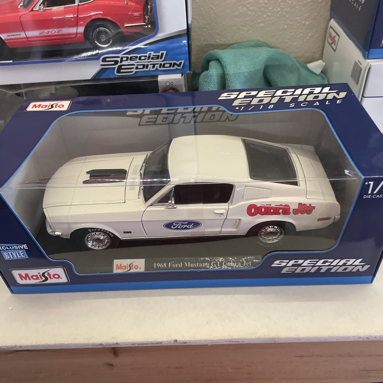 1/18 Maisto 1968 Ford Mustang Cobra Jet White Special Edition Exclusive Style