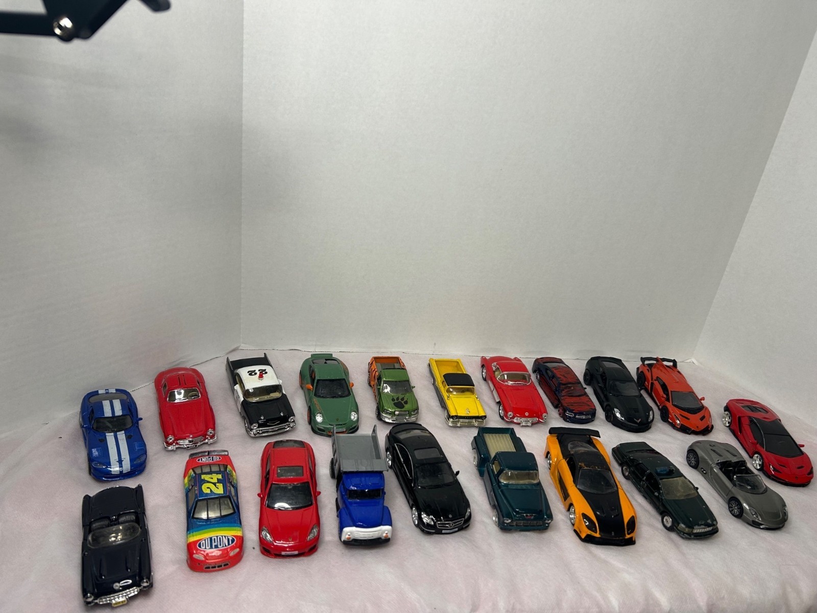 Lot of 20 Diecast Cars 1:32-1:39 Scale Sports Cars Classic Cars Mixed Brands
