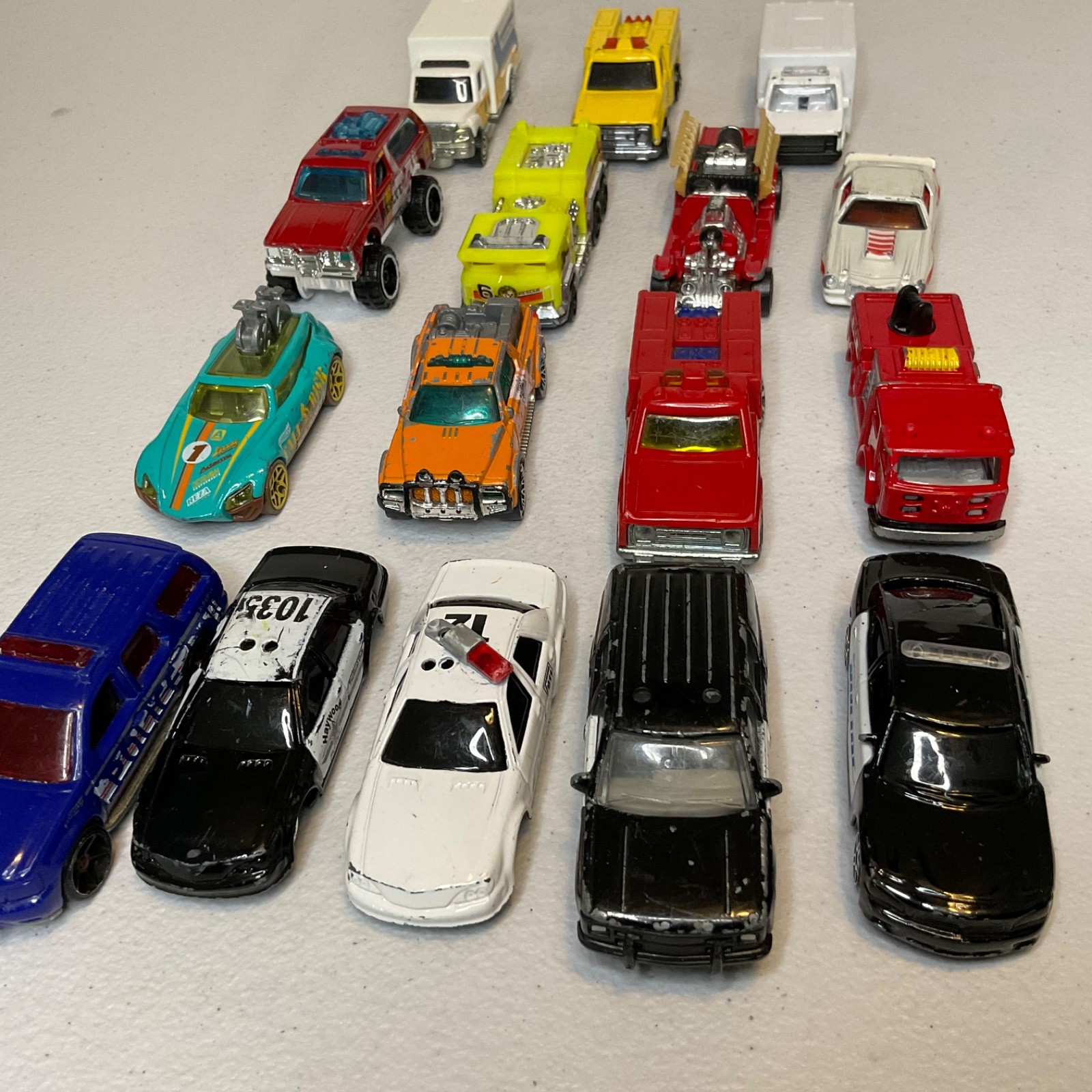 Hot Wheels Emergency Vehicle Lot of 16 Police Fire Rescue Ambulance Cars Trucks