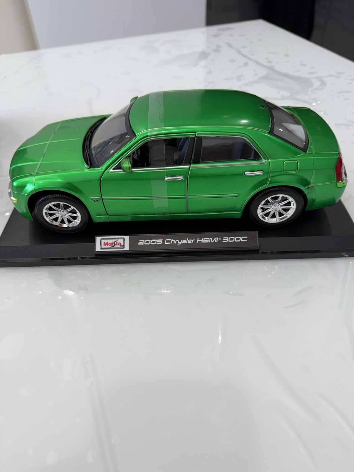 2005 Chrysler HEMI 300C Green 1:18 Scale Diecast Model Car Maisto SpecialEdition