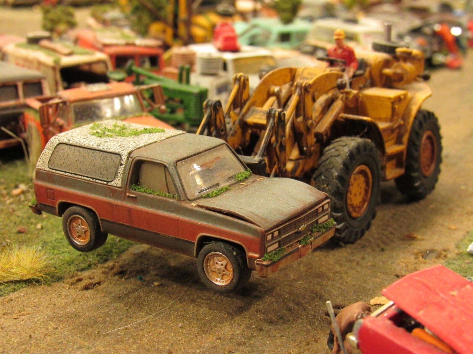 CUSTOM BUILT WEATHERED RUSTY JUNK PARTS YARD 1980’s CHEVY K5 BLAZER 4X4 1:64/