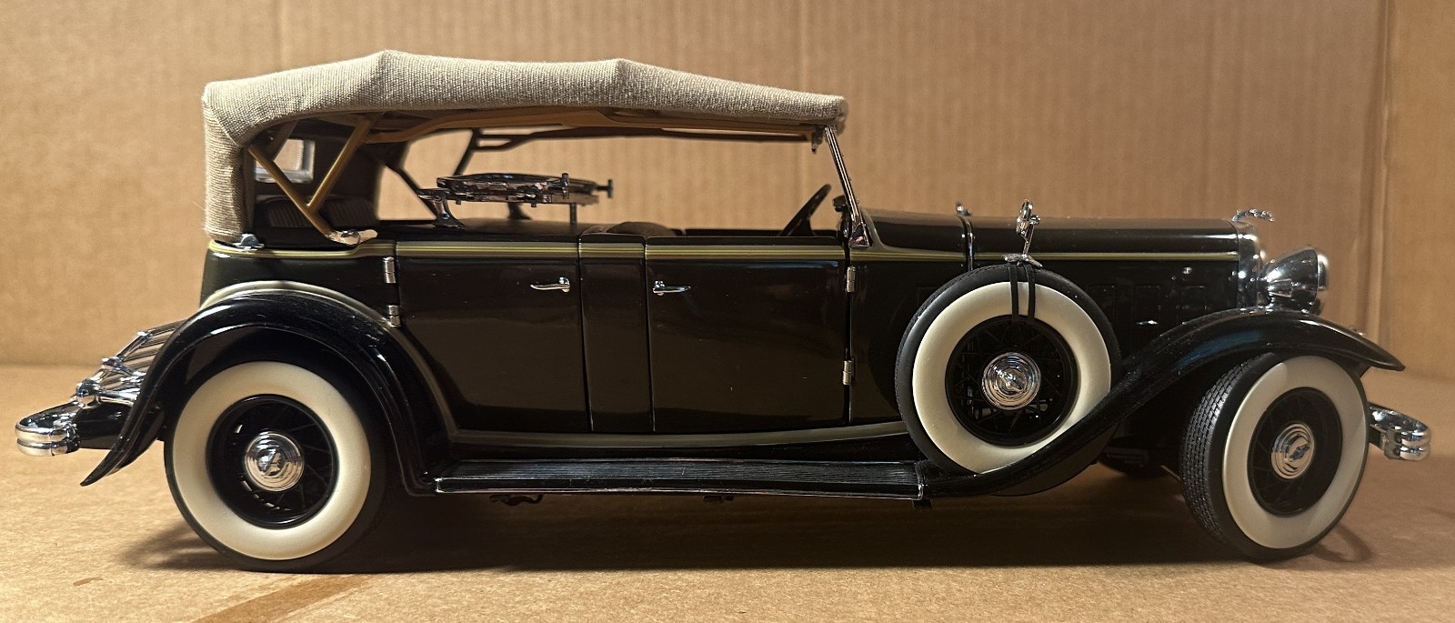 Motor City Classics 1/18 1932 Lincoln KB, 4 D convertable, green w/yellow stripe