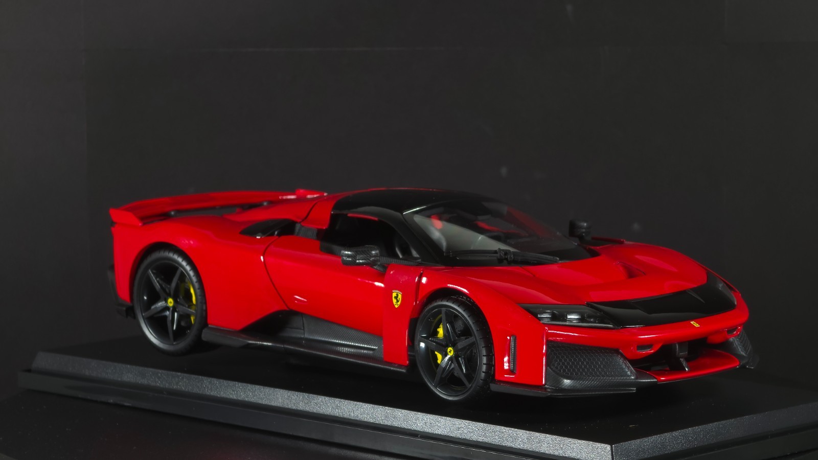 Ferrari F80 1:18 Maisto Exclusive Style Special Edition – red