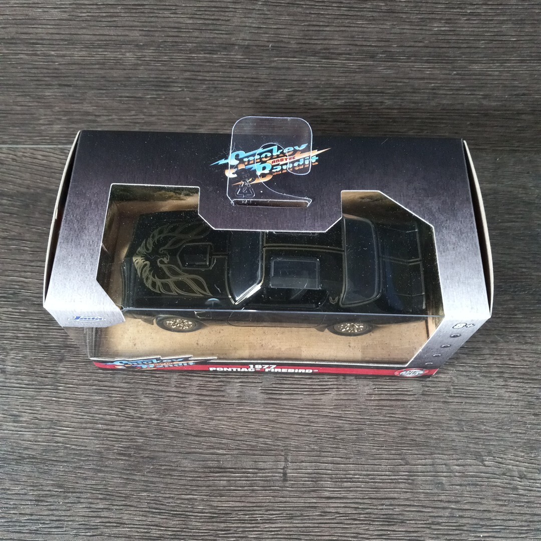 Jada 1977 Pontiac Firebird Trans Am Die-Cast Model Smokey and the Bandit