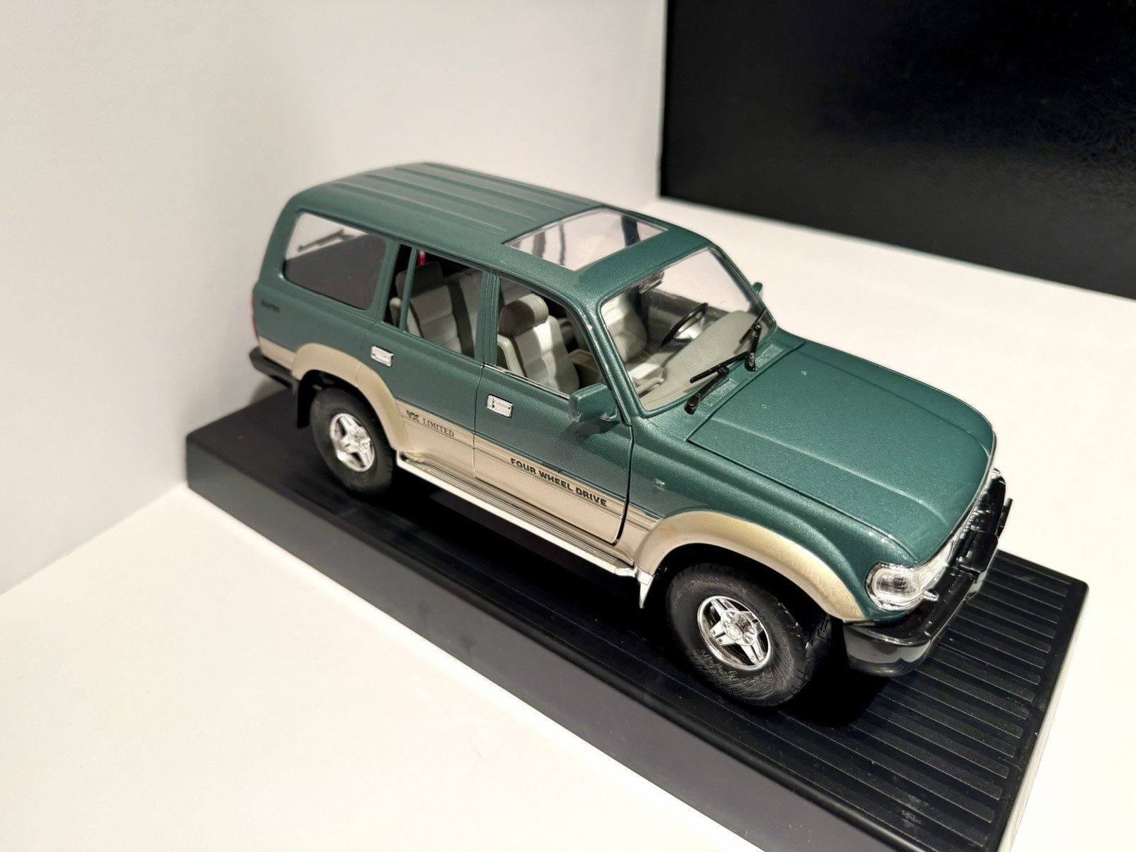 Toyota Land Cruiser 1992 Green 1/18 Scale Diecast Model Car