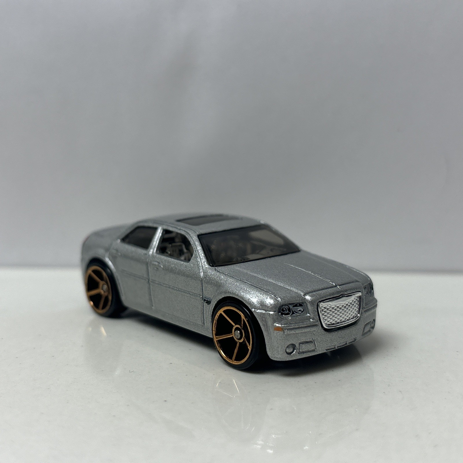 2005-2010 Chrysler 300C HEMI Collectible 1/64 Scale Diecast Diorama Model