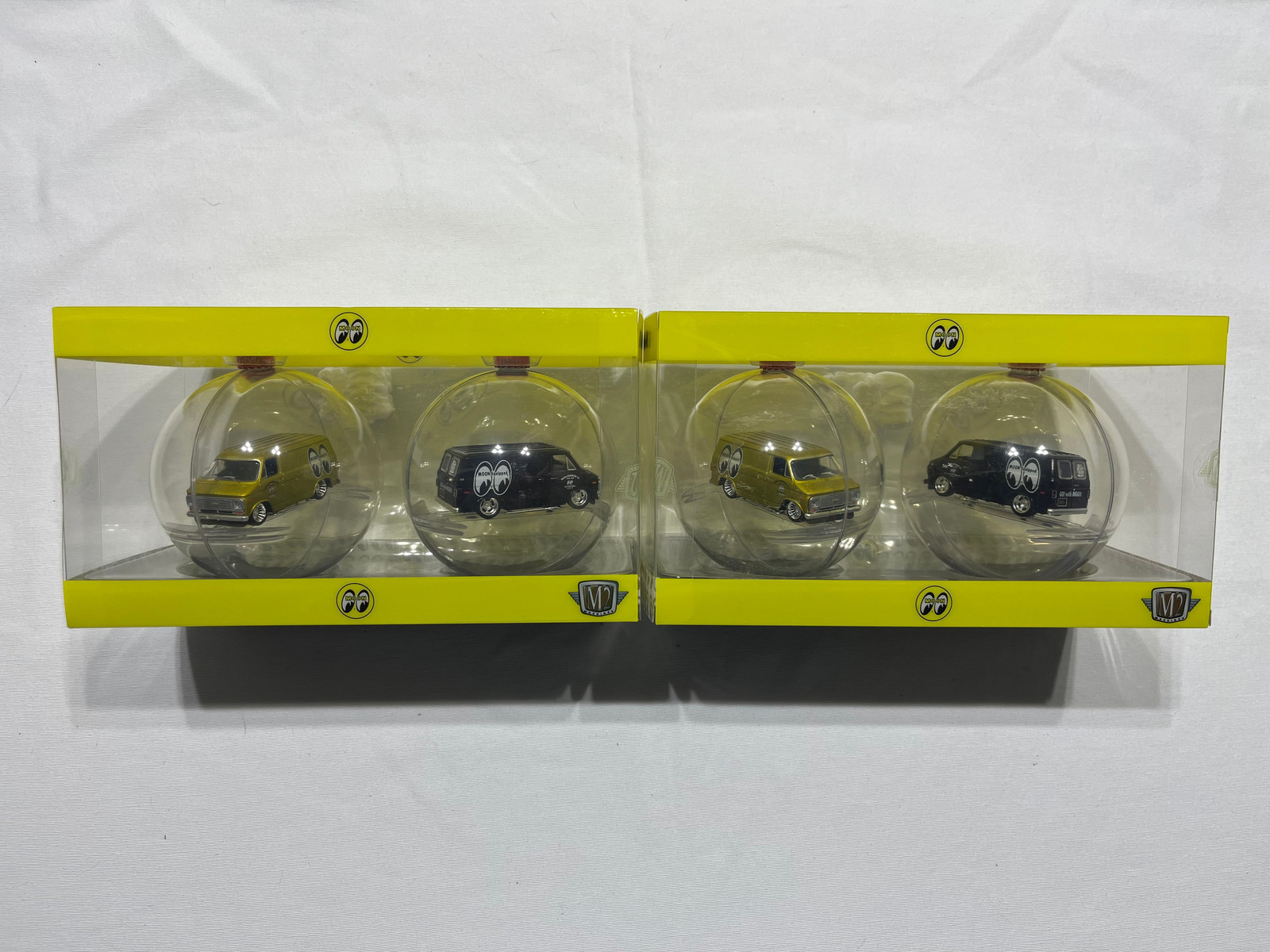 # 01266 – 1:64 M2 Machines 2024 Ornaments Mooneyes Chevy Vans – 2 Sets, 4 Pcs.