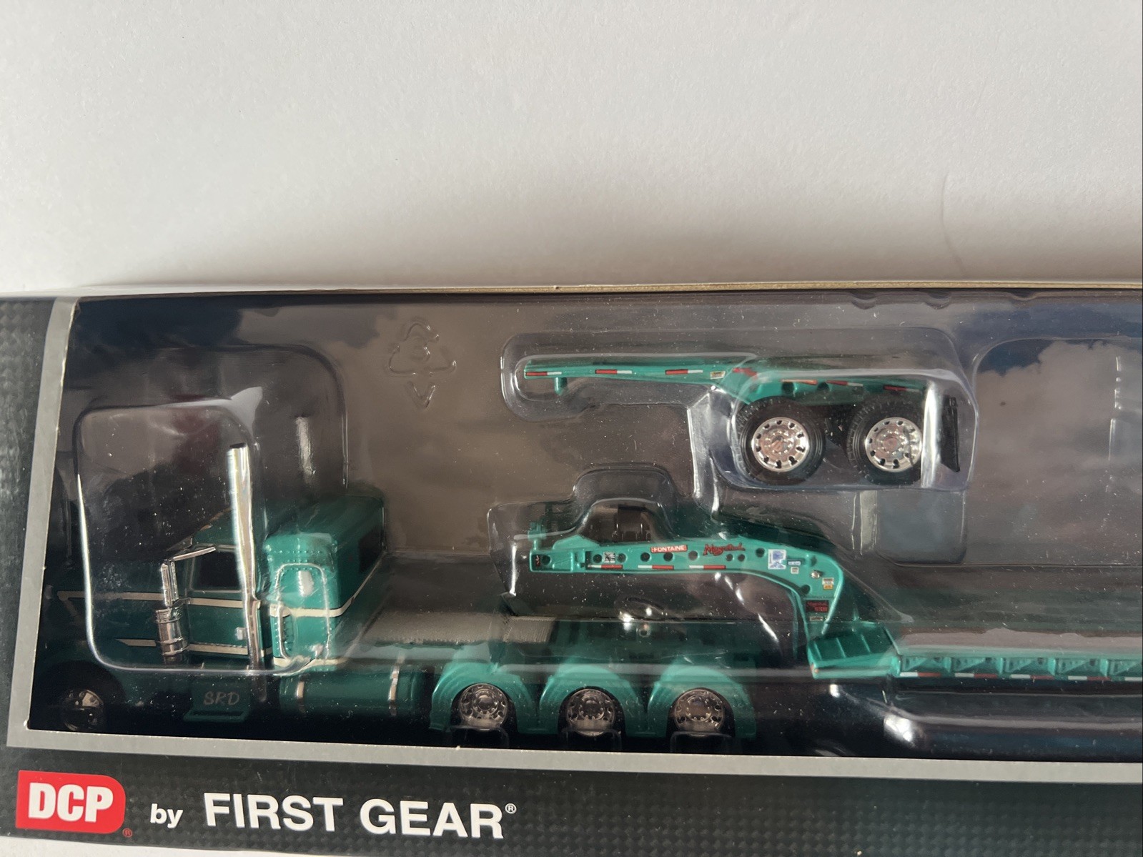 1:64 DCP Peterbilt 389 W 36 Flat Top Sleeper Fontaine Lowboy Jeep Trailer