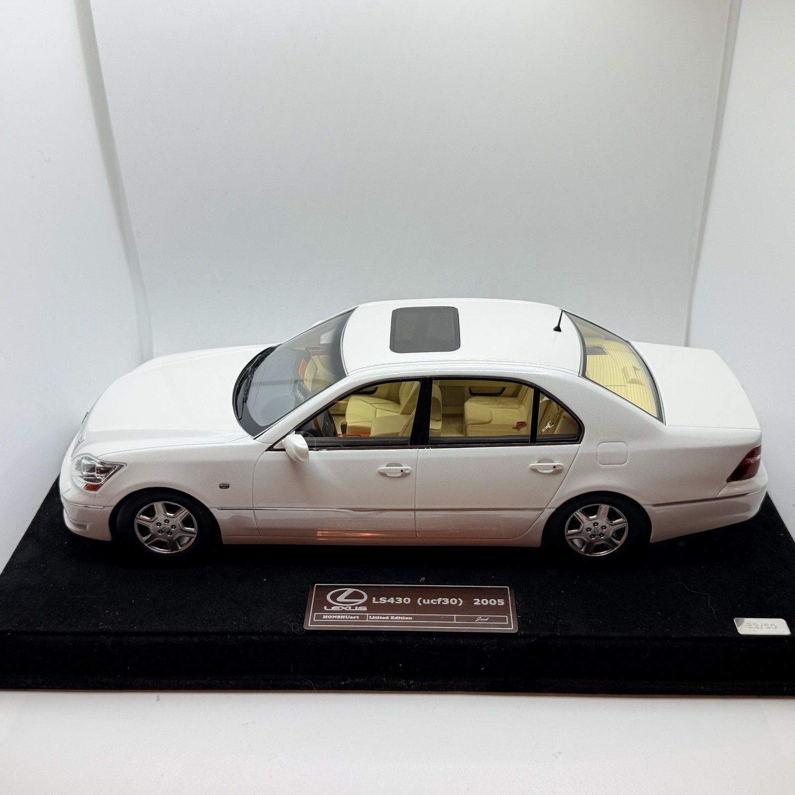 1/18 Ivy Models Lexus LS 430 in Gloss White 99 pieces Leather base