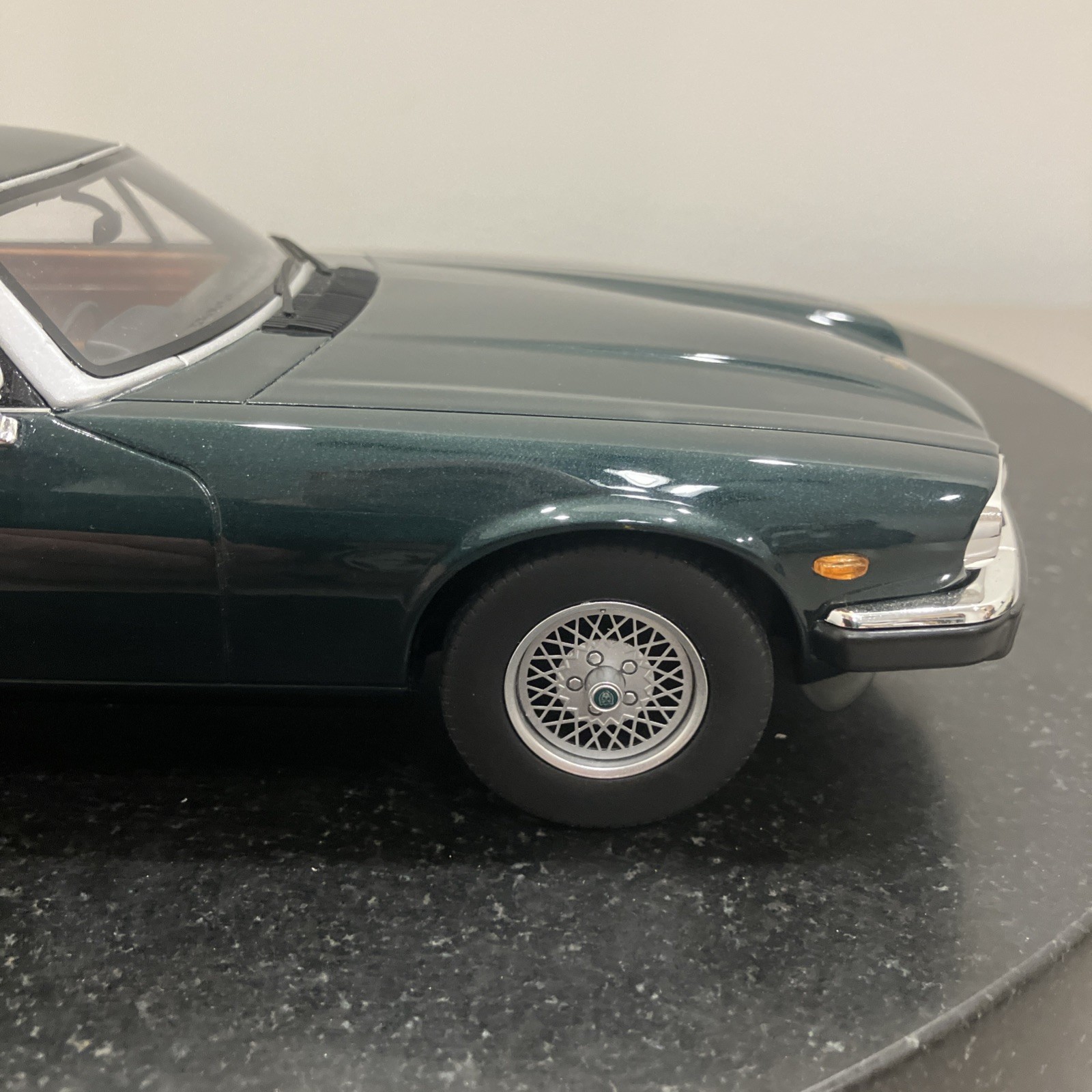 1:18 Scale GT Spirit 1983 Jaguar XJS Lynx Eventer Green