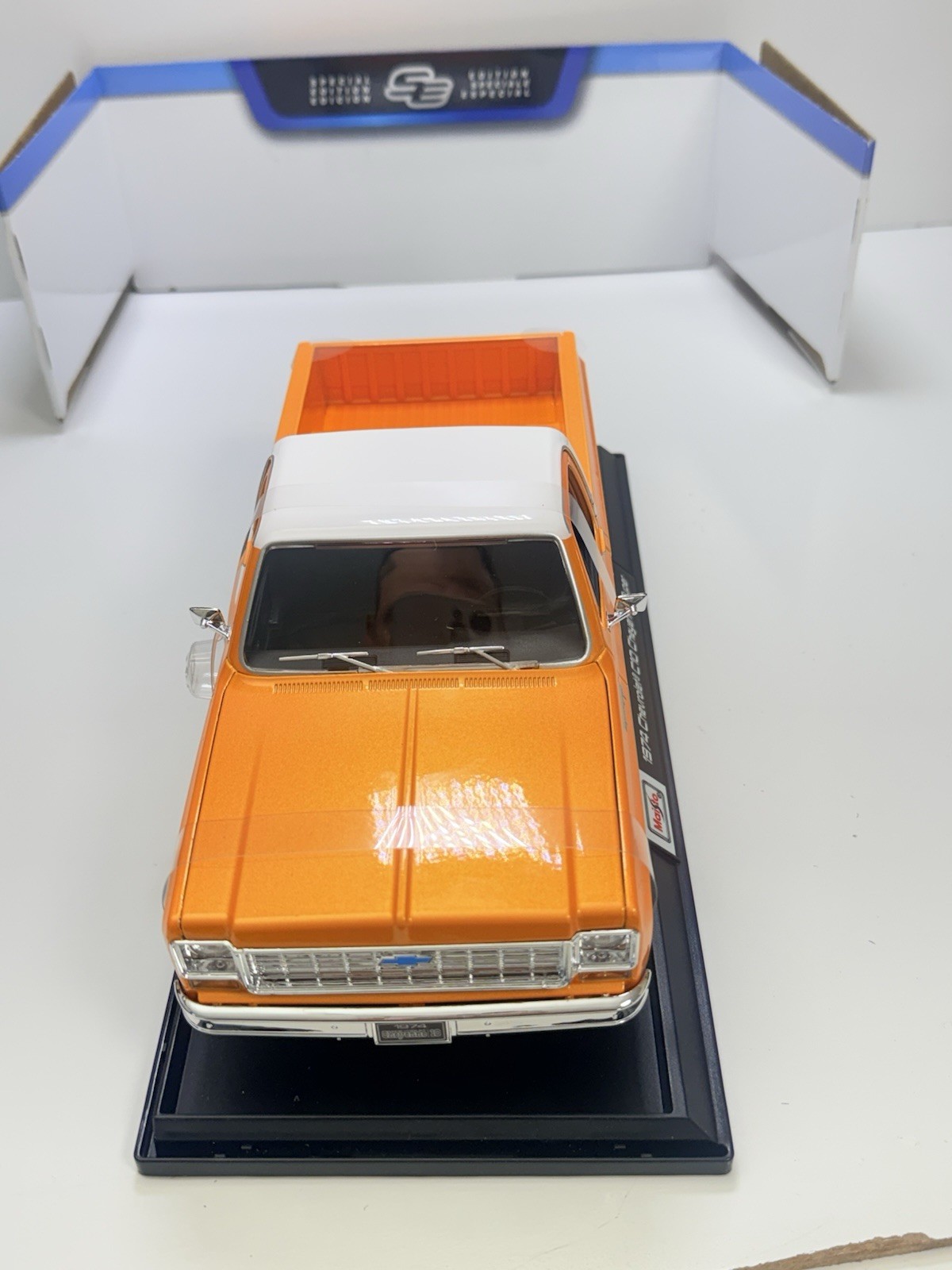 Maisto 1:18 1974 Chevrolet C10 Cheyenne Super Diecast Truck Orange/White Specia…