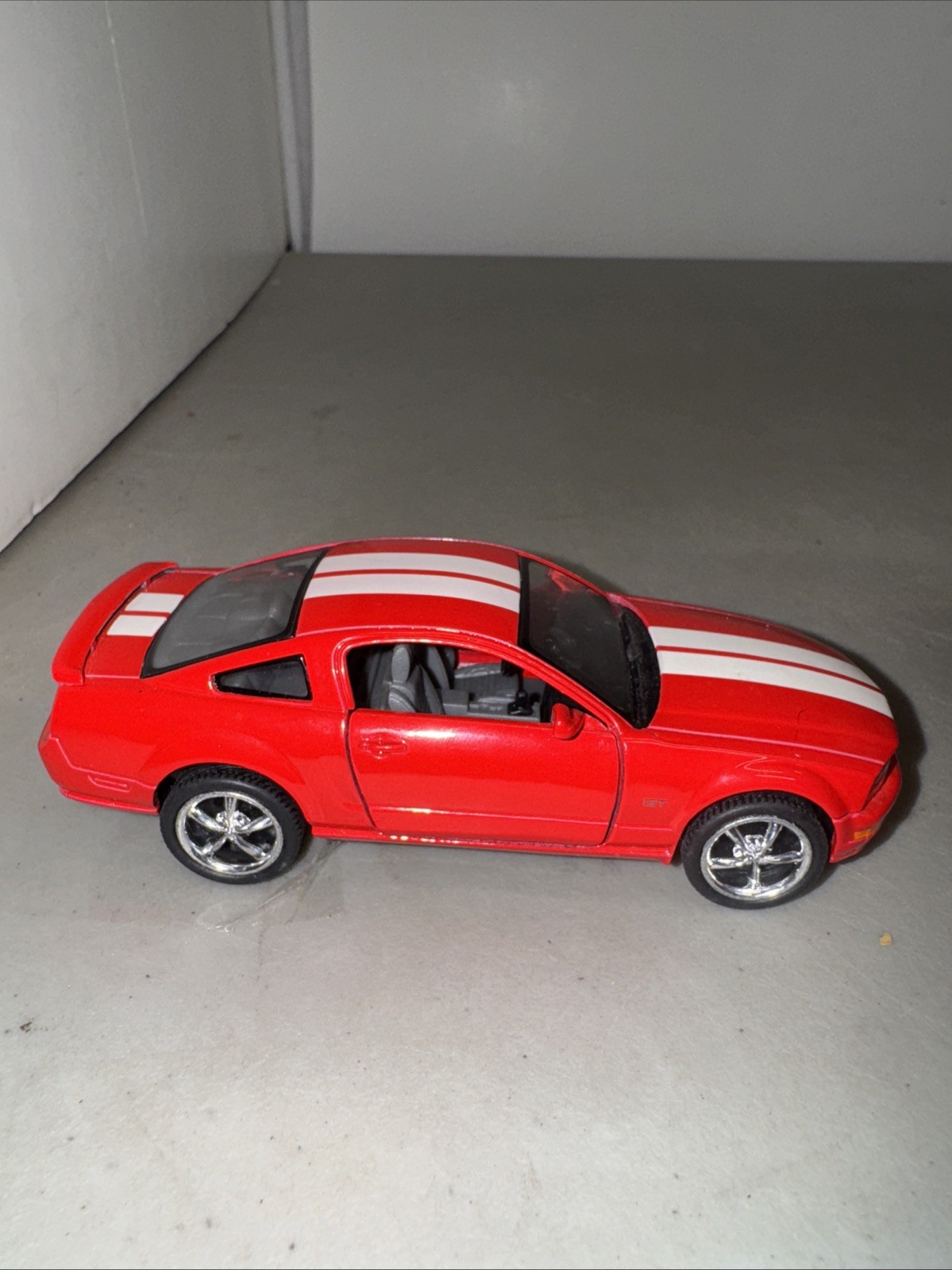 2006 Kinsmart Kintoy 1:32 Die Cast Ford Mustang Pull Back Action Toy Car Red
