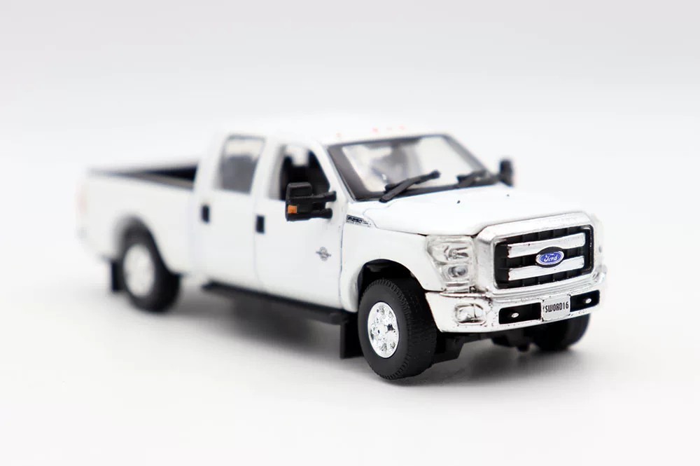 Metal 1/64 Scale Ford F-250 Double Seat Pickup Truck in White Diecast Alloy Toys