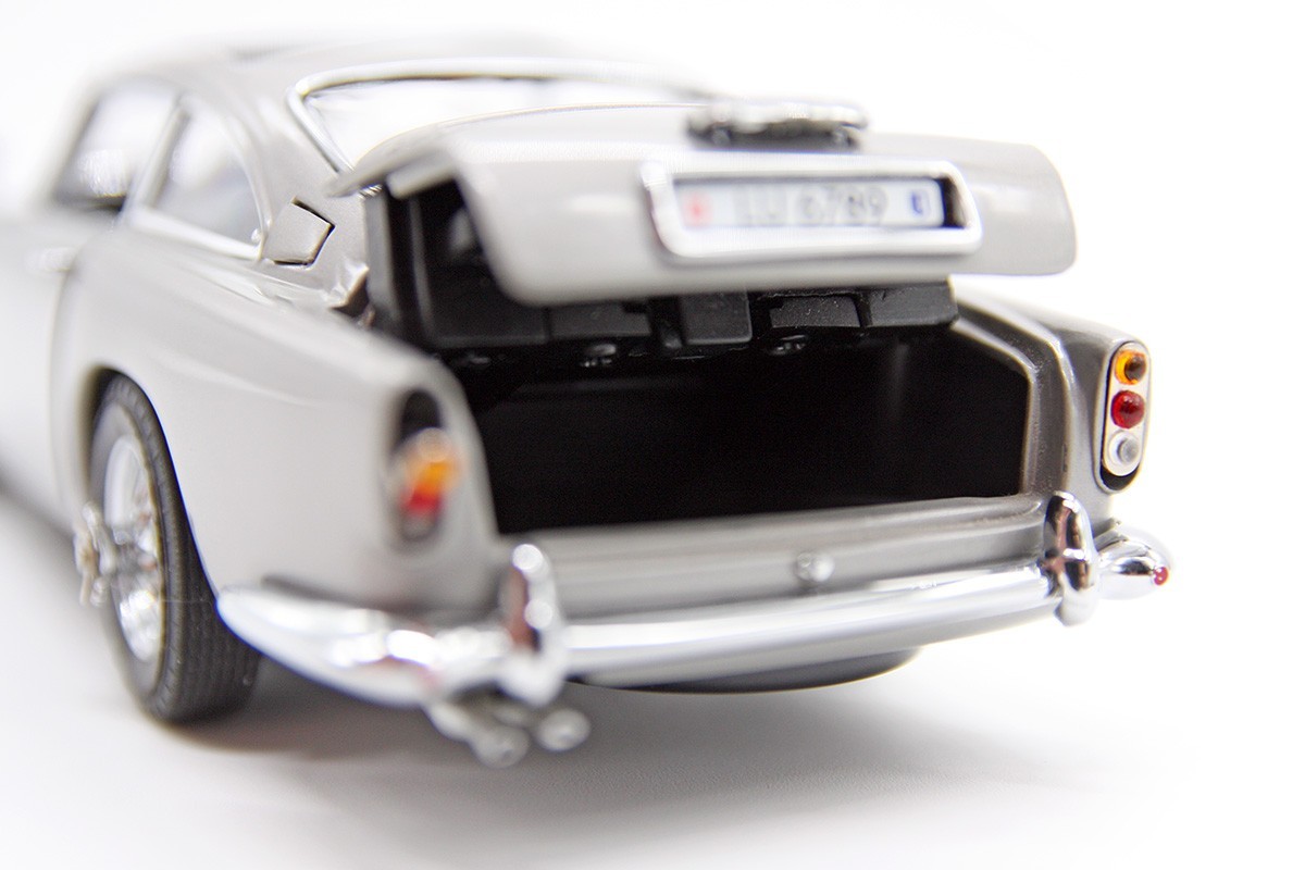 1964 Aston Martin DB5 Saloon (1:24) “James Bond 007” Silver Diecast (LOOSE), DM