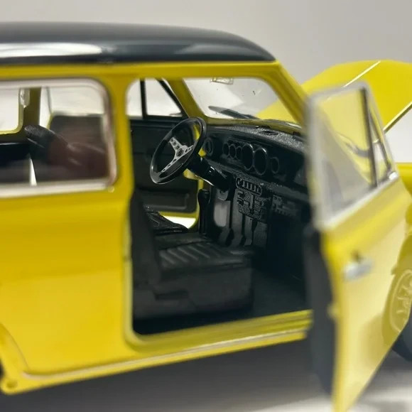 WELLY 1:24 BMW MINI Cooper 1300 Diecast Yellow