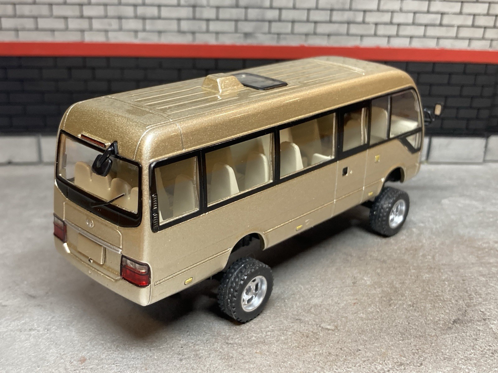 2013 Toyota Coaster Minibus Lifted 4×4 Shuttle Bus 1/64 Scale Diecast Custom