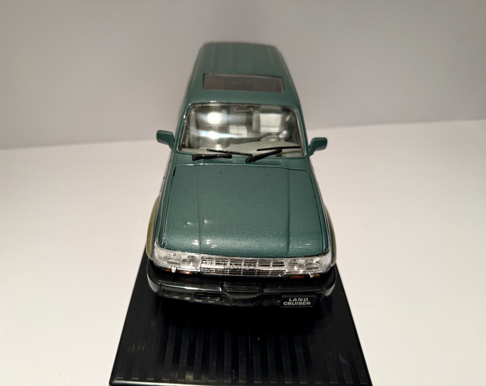 Toyota Land Cruiser 1992 Green 1/18 Scale Diecast Model Car