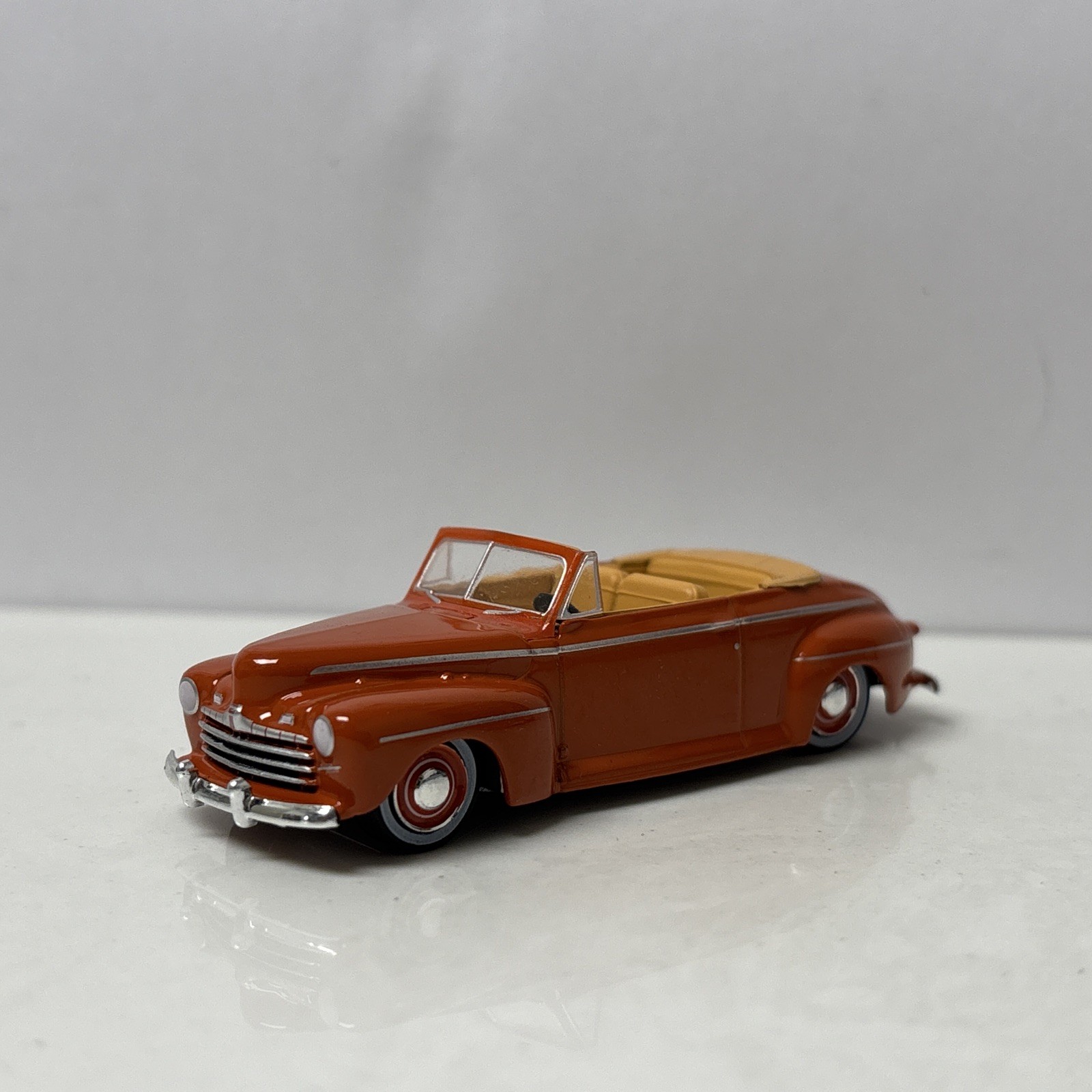 1946 46 Ford Super Deluxe Conv. Collectible 1/64 Scale Diecast Diorama Model