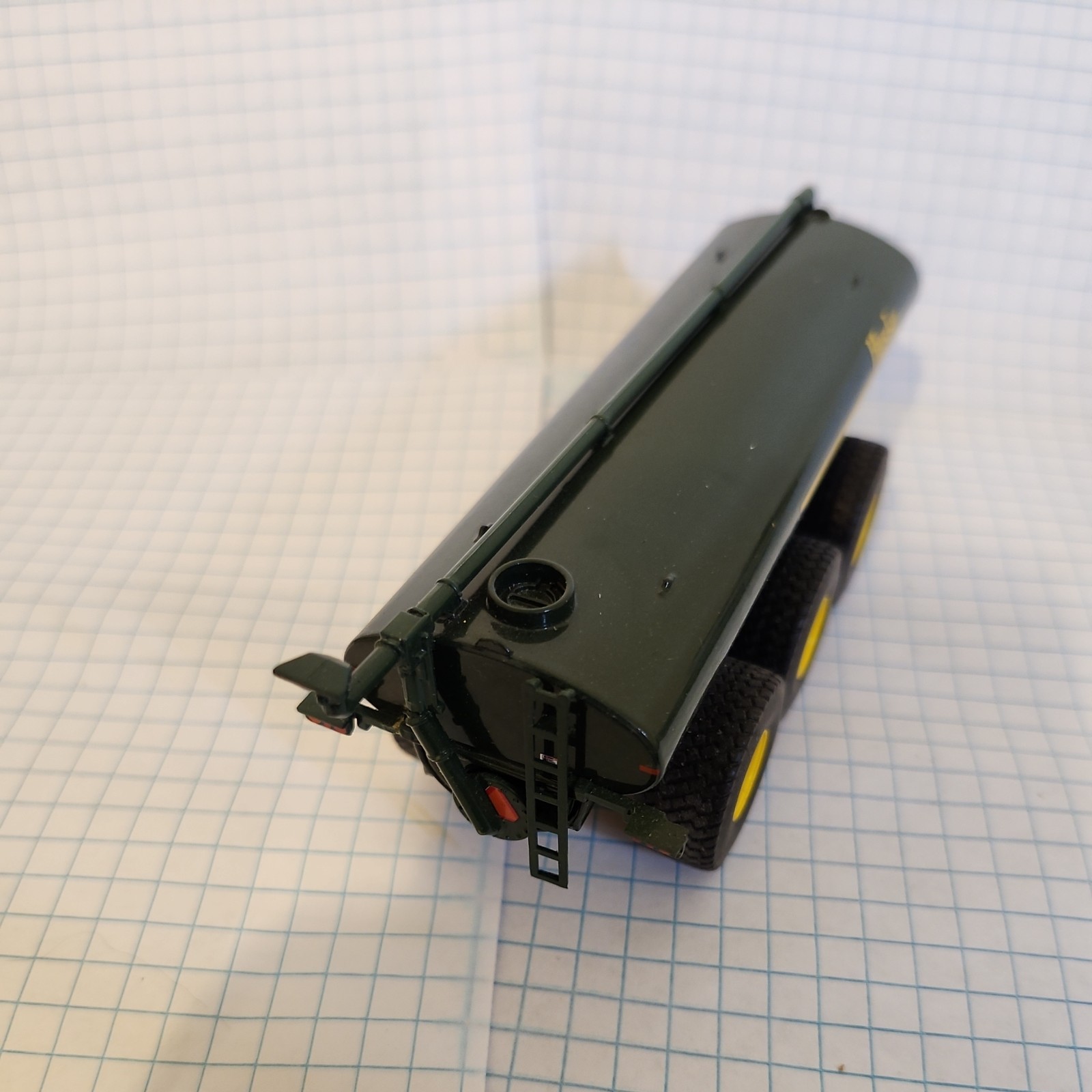 DCP 1:64 Floyd Gibbons Tri-axle Husky Spreader Kenworth Lowboy Tractor Trailer