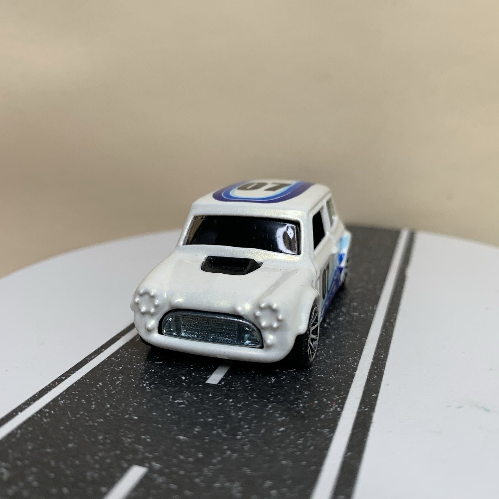 2007 Hot Wheels Pop Offs Series #1/4 #37 Morris Mini White w/Chrome 10 Sp Wheels