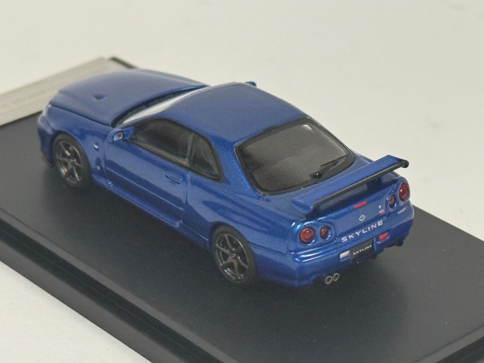 1/64 Motorhelix Nissan Skyline GT-R R34 V Spec II in Blue Titanium Wheels 64-004