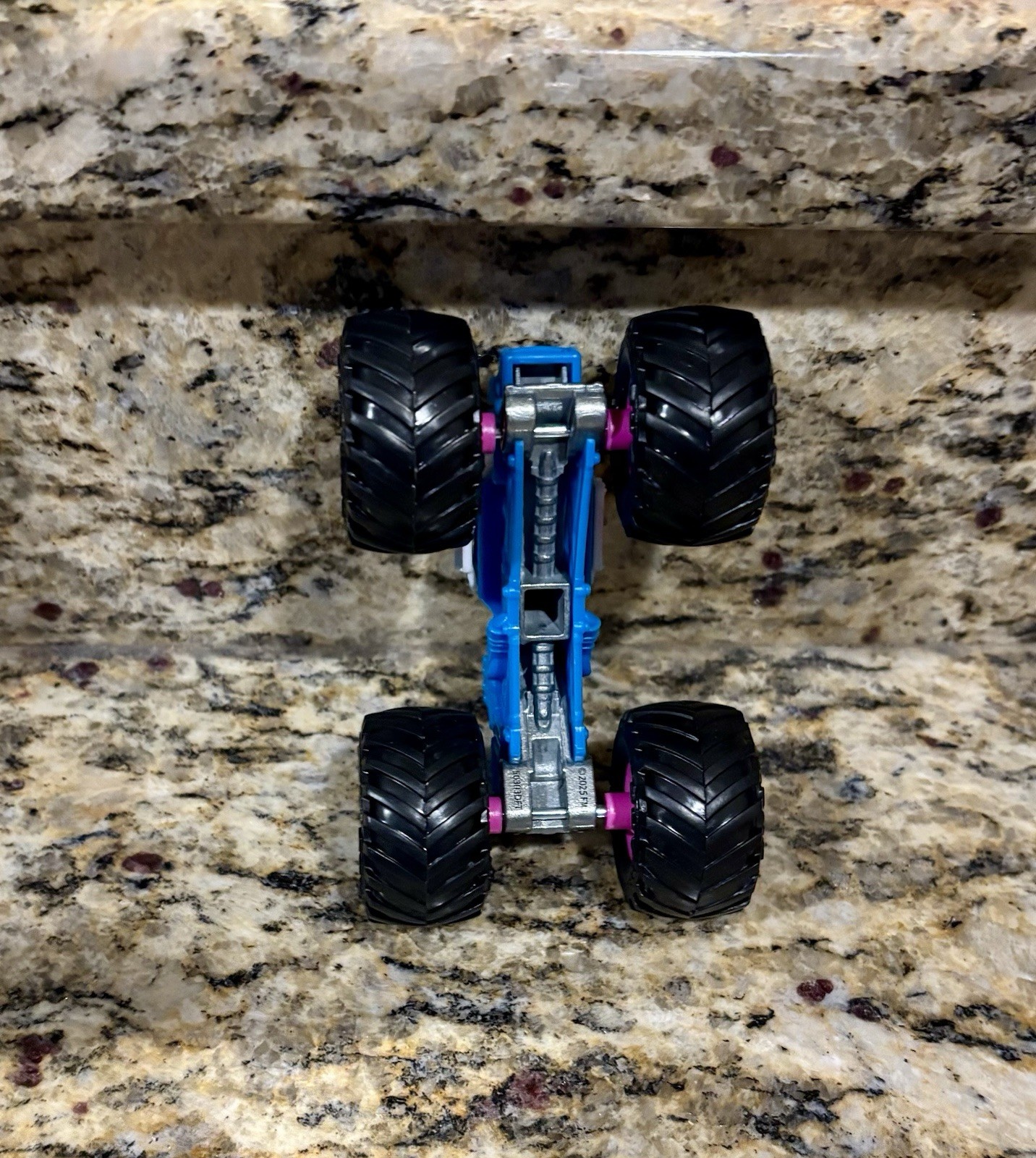 Spin Master Monster Jam Sparkle Smash TRAINING Truck New 1:64