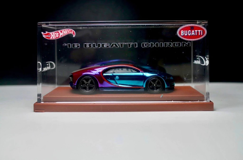 Hot Wheels ’16 Bugatti Chiron Blue/Pink Spectraflame Custom w/ Display Case