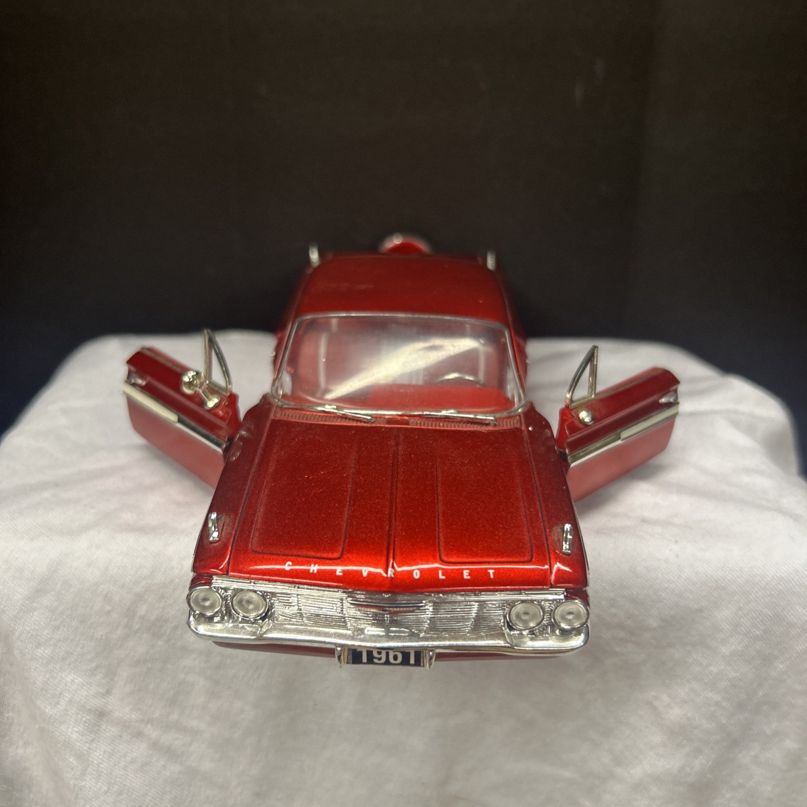 Jada Toys 1:24 Red & White 1961 Chevy Impala Lowrider ULTRA RARE doorswork as is