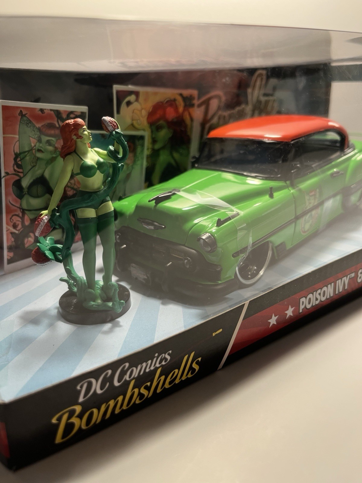 DC Comics Bombshells Poison Ivy & 1953 Chevy Bel Air 1:24 Die Cast Collectible