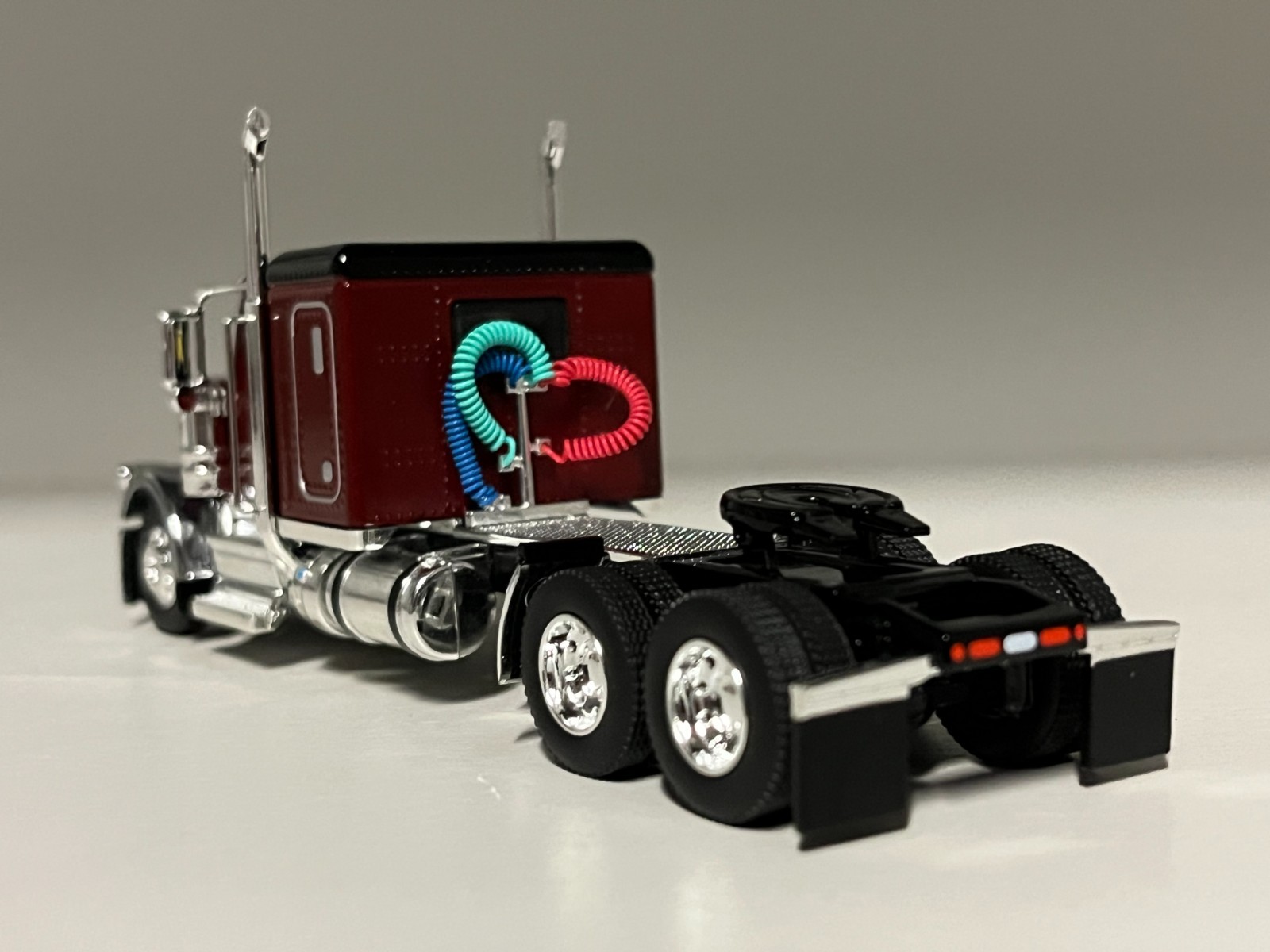 NEW 1/64 DCP PETERBILT LEGENDARY RED 589 W/ SLEEPER