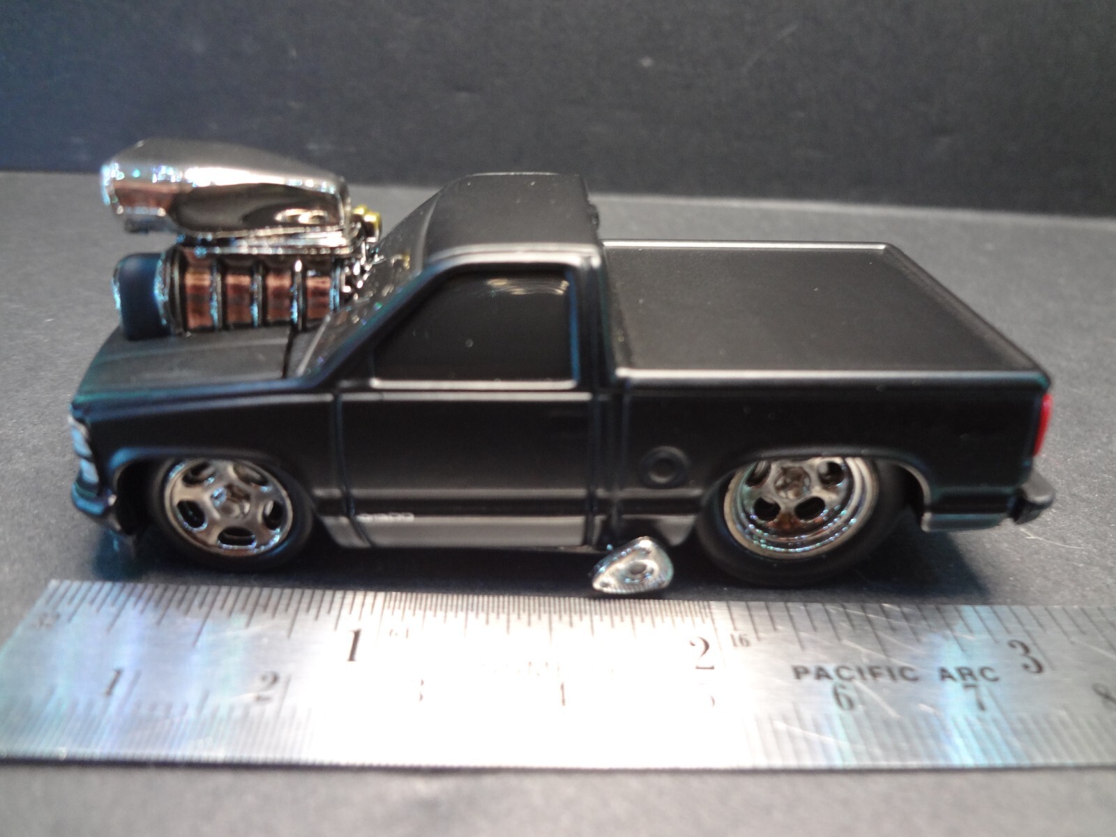 Muscle Machines 1993 Chevrolet 454 SS Pickup flat black – Loose 1:64