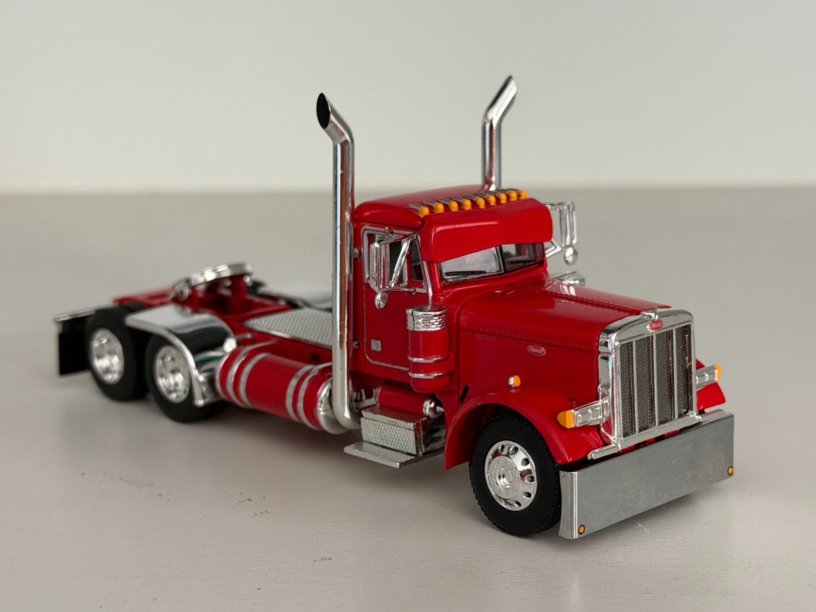 DCP 1/64 Red Day Cab Peterbilt 379 230″ Frame (5″ long)