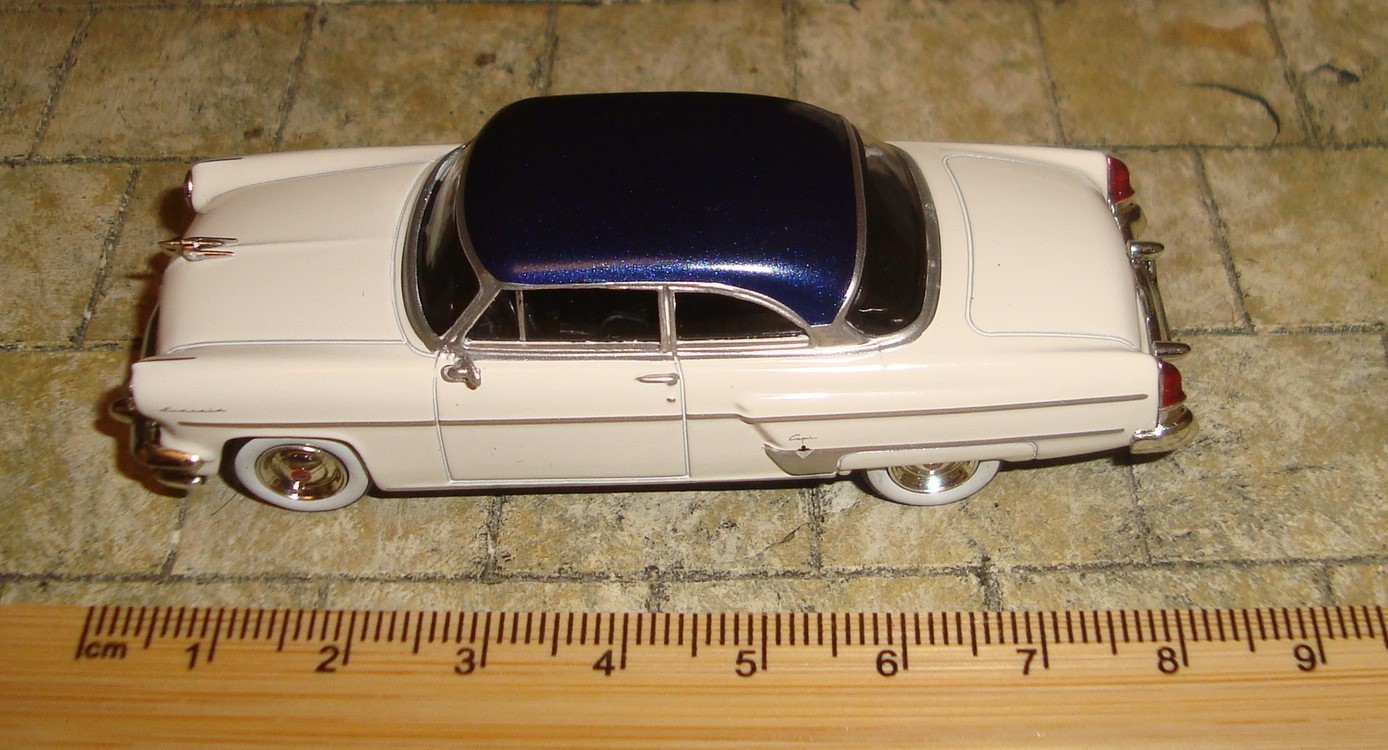 1954 LINCOLN CAPRI – ARCTIC WHITE/ATLANTIC BLUE – 1:64 SCALE – MINI GT
