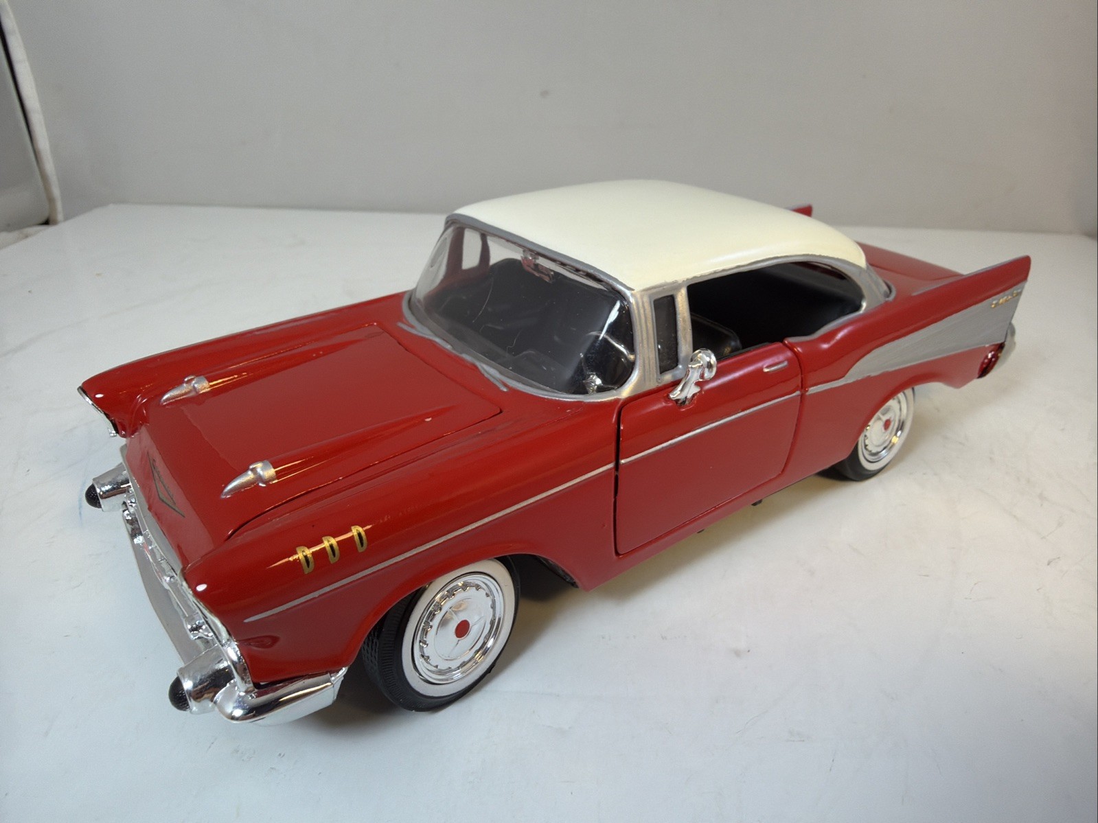 1:24 Scale Motormax 1957 Chevrolet Bel Air No. 68030/1 Red Officially Licensed