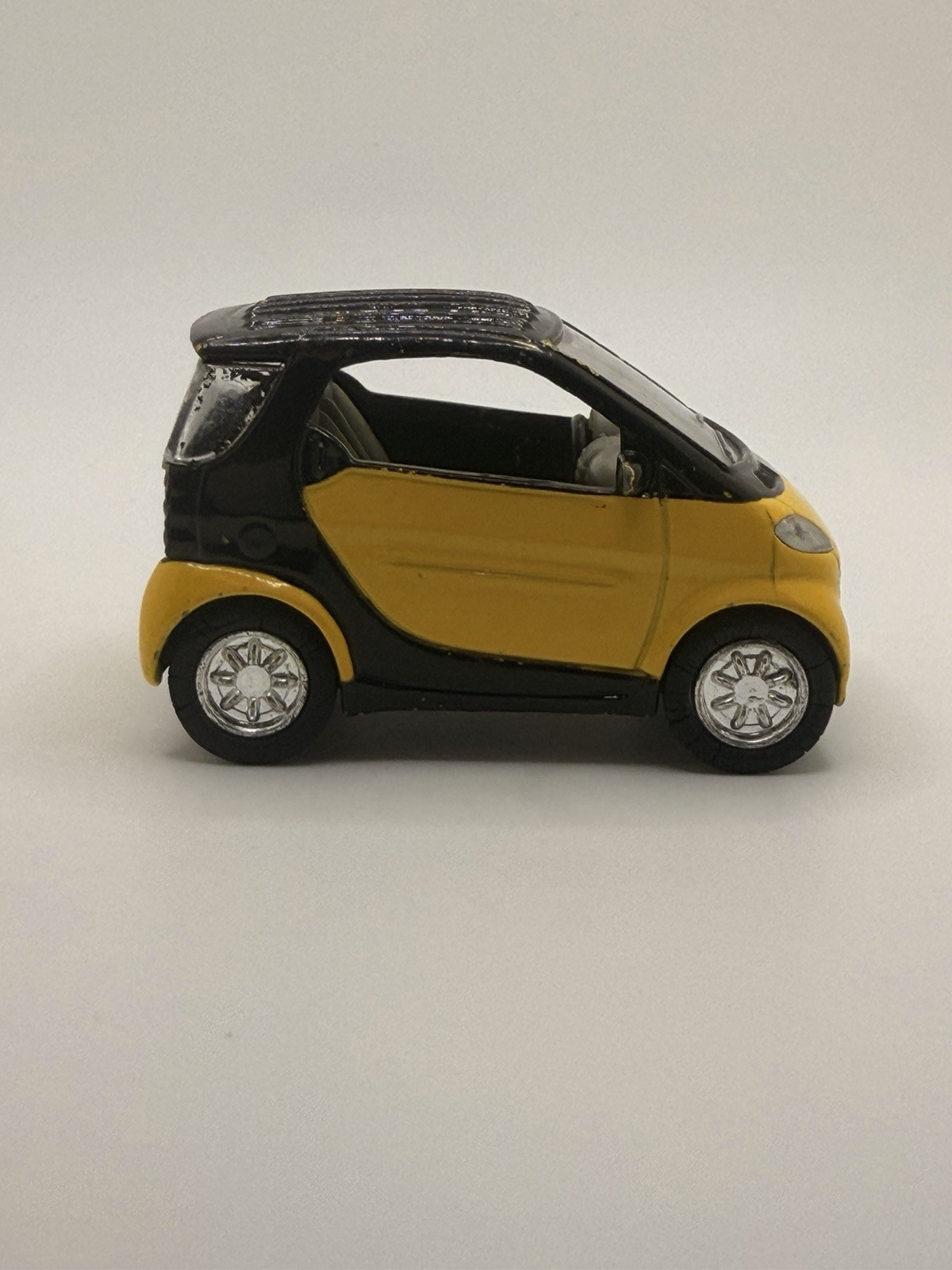 2004 Unbranded Diecast Smart City Coupe Yellow & Black 1:64 Scale Pull-Back