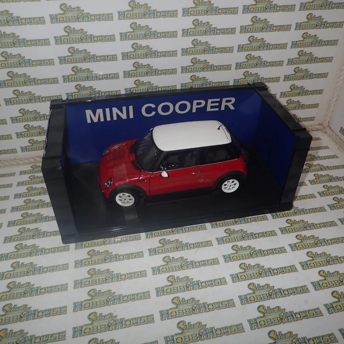 AutoArt 74822 – 1/18 Scale – BMW Mini Cooper Red