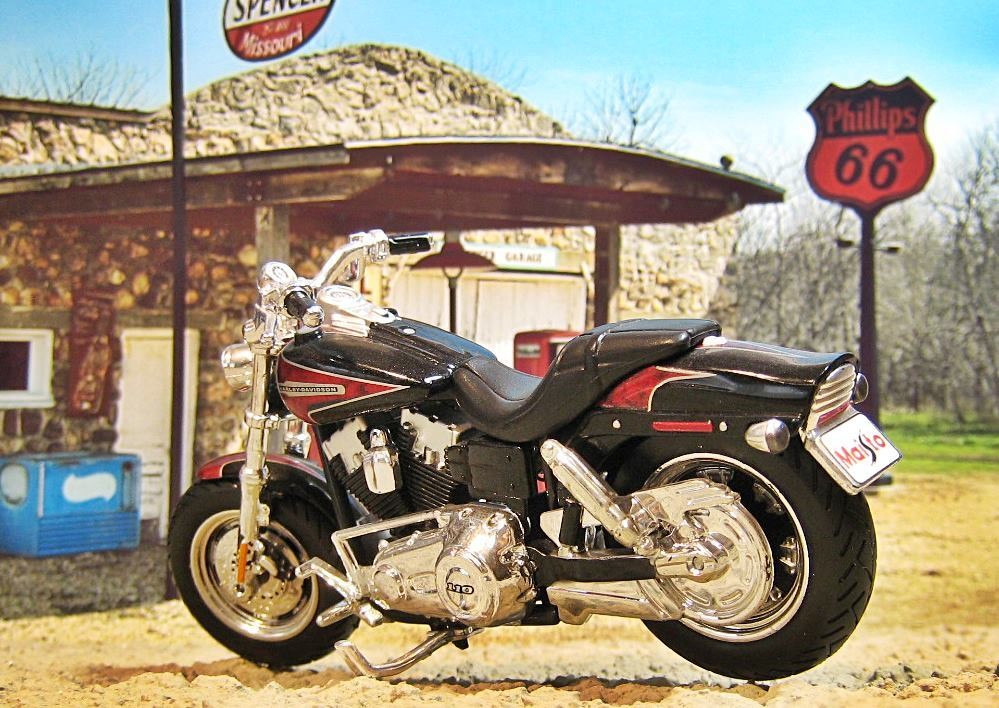 Maisto 1/18 Harley-Davidson CVO Fat Bob Twin Headlight 2009 Red/Black Steampunk