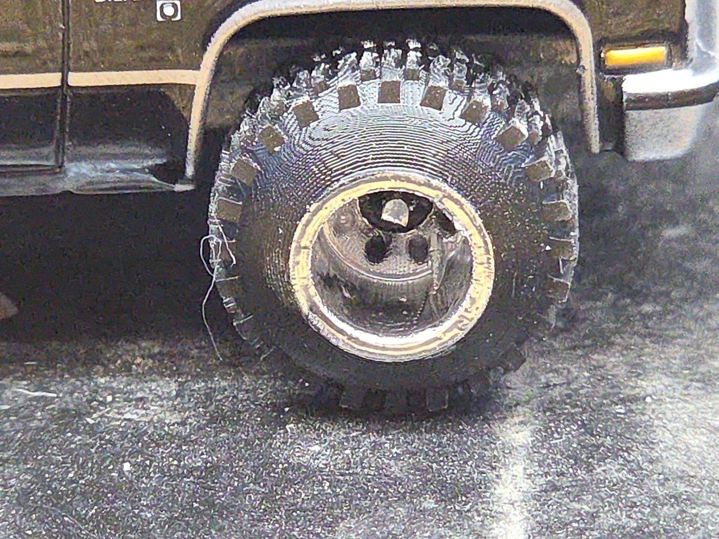 CUSTOM BUILT LIFTED 1:64 CHEVEROLET 1980s Silverado SQUARE BODY CHEVY 4×4 mud 83