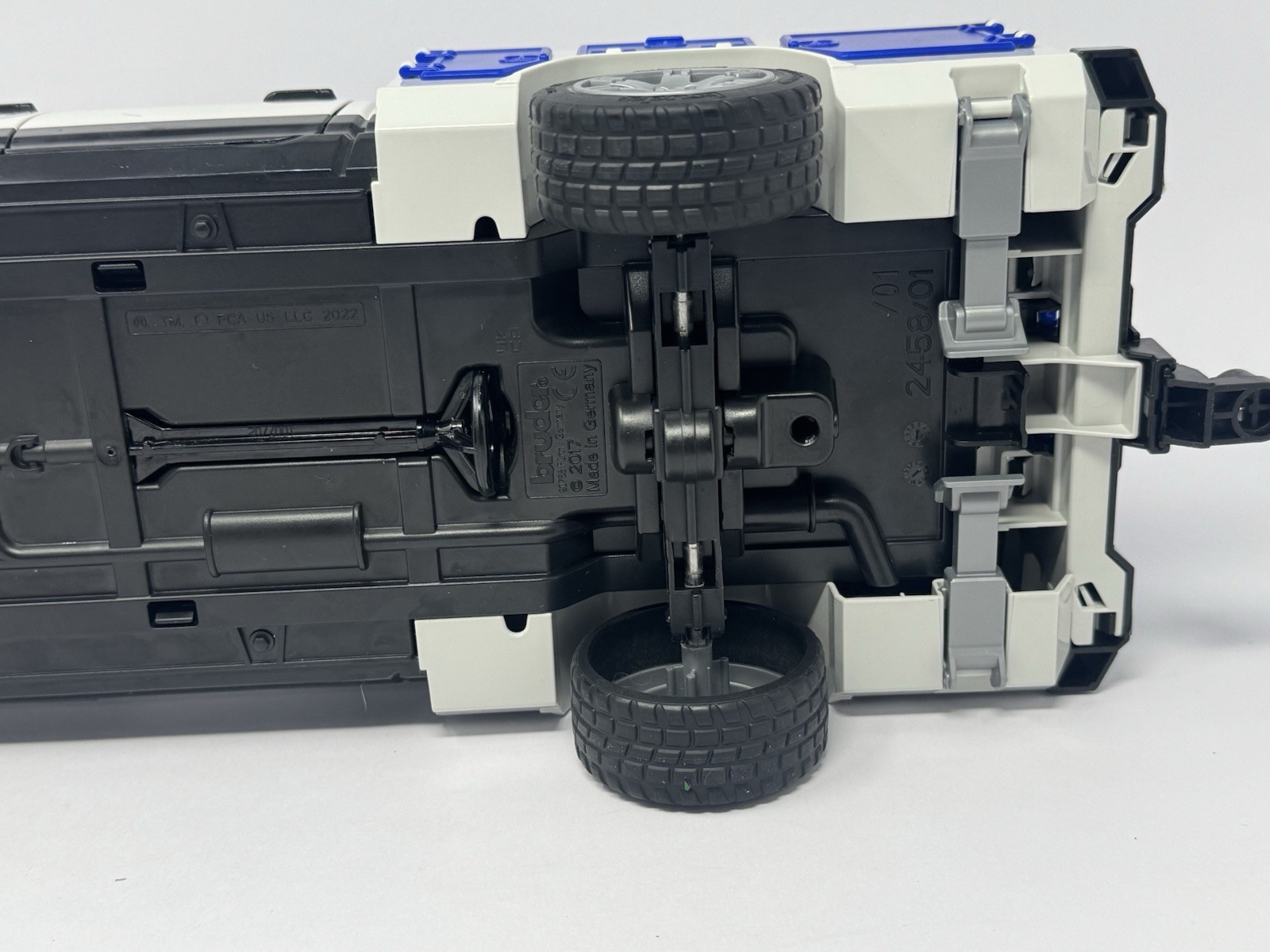 Bruder Dodge Ram 2500 Quad Cab Service Truck 1:16 Crane Truck Boxes Blue Light