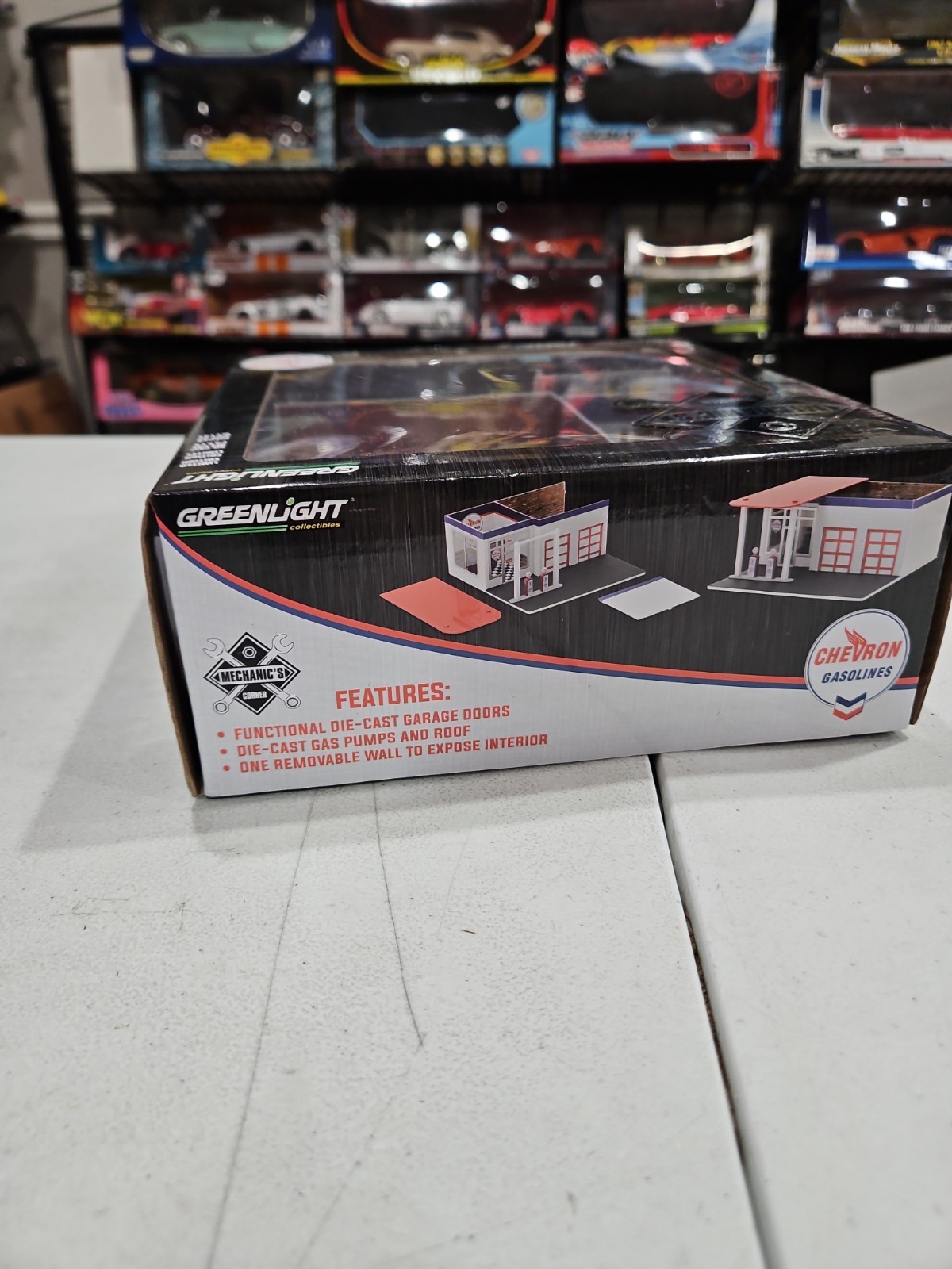Greenlight Mechanic’s Corner Chevron Gasolines Vintage Gas Station Diorama New