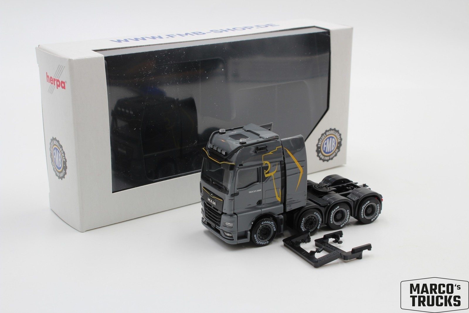 Herpa MAN TGX GX 8×4 Tractor Unit Nardo Gray Lion No. 958240 1:87 /HN3730