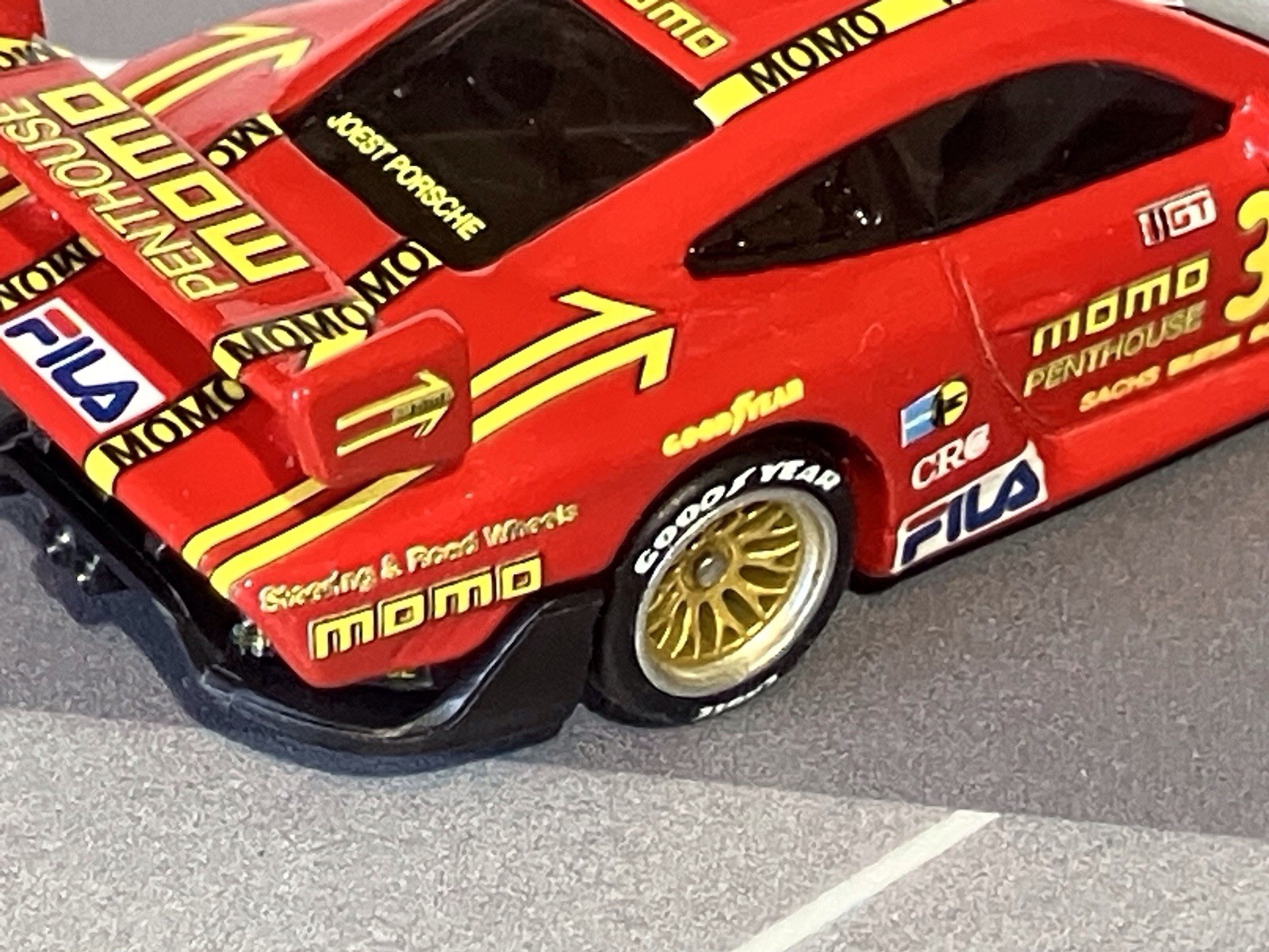 1/64 Custom Hot Wheels PORSCHE 935 w/real riders MOMO Custom