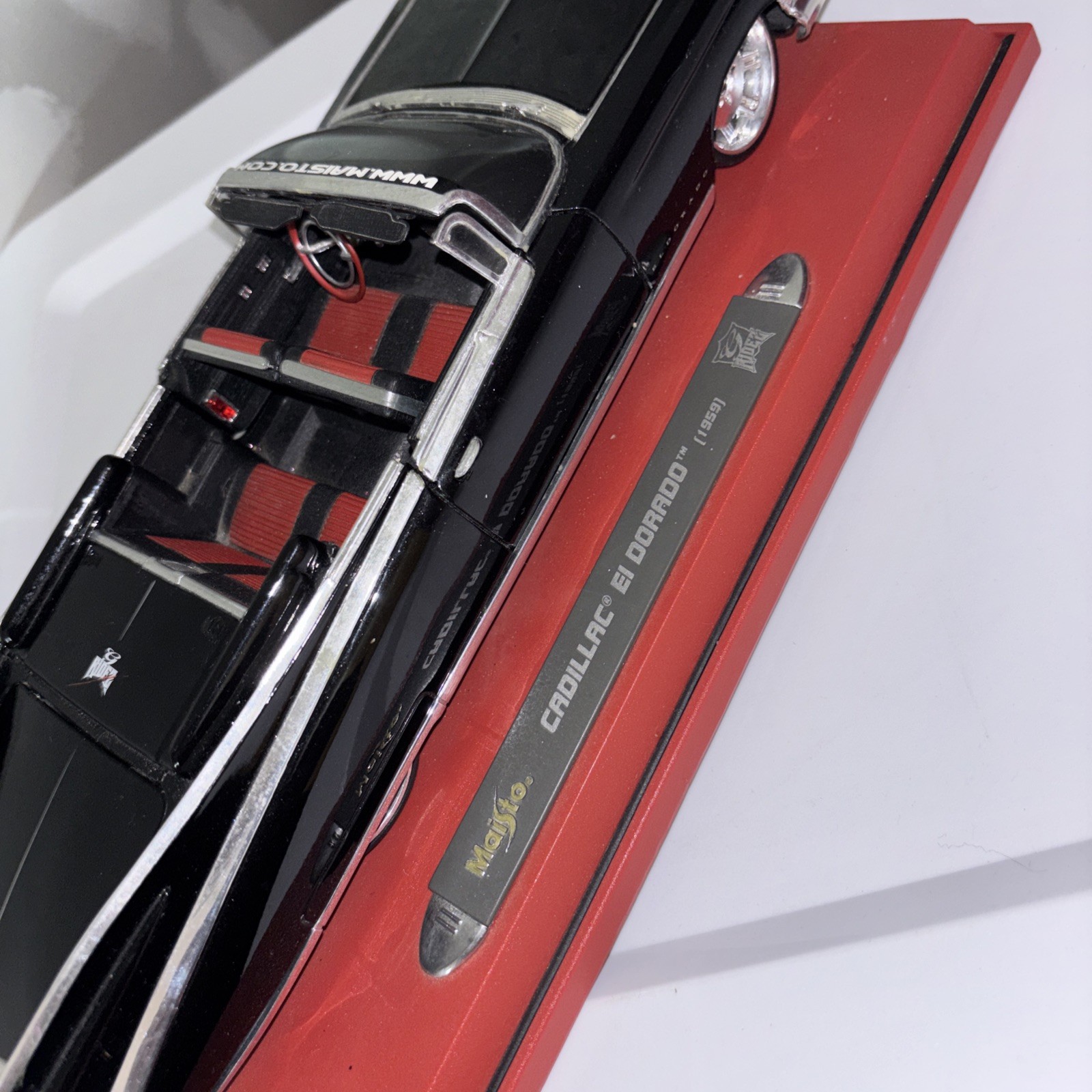 Maisto 1:18 1959 Cadillac Eldorado Biarritz Custom Shop Black with Stand