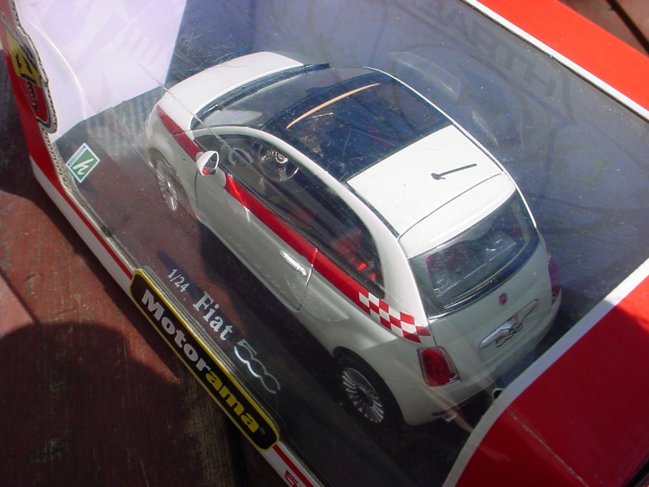 1:24 Motorama FIAT 500 ABARTH Limited Edition Diecast / White on Black stand MIB