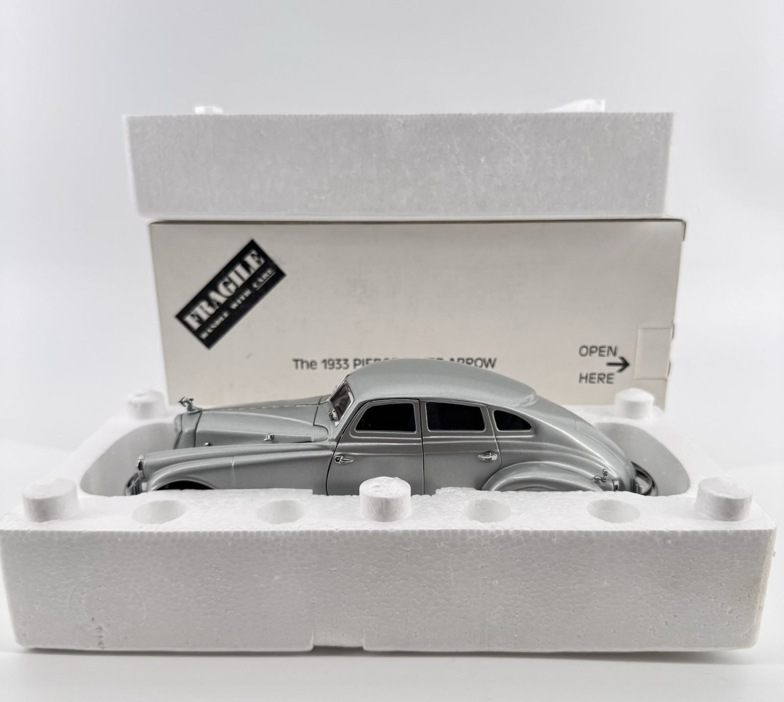 Danbury Mint 1933 Pierce Silver Arrow 1:24 Scale Diecast Metal Luxury Model Car
