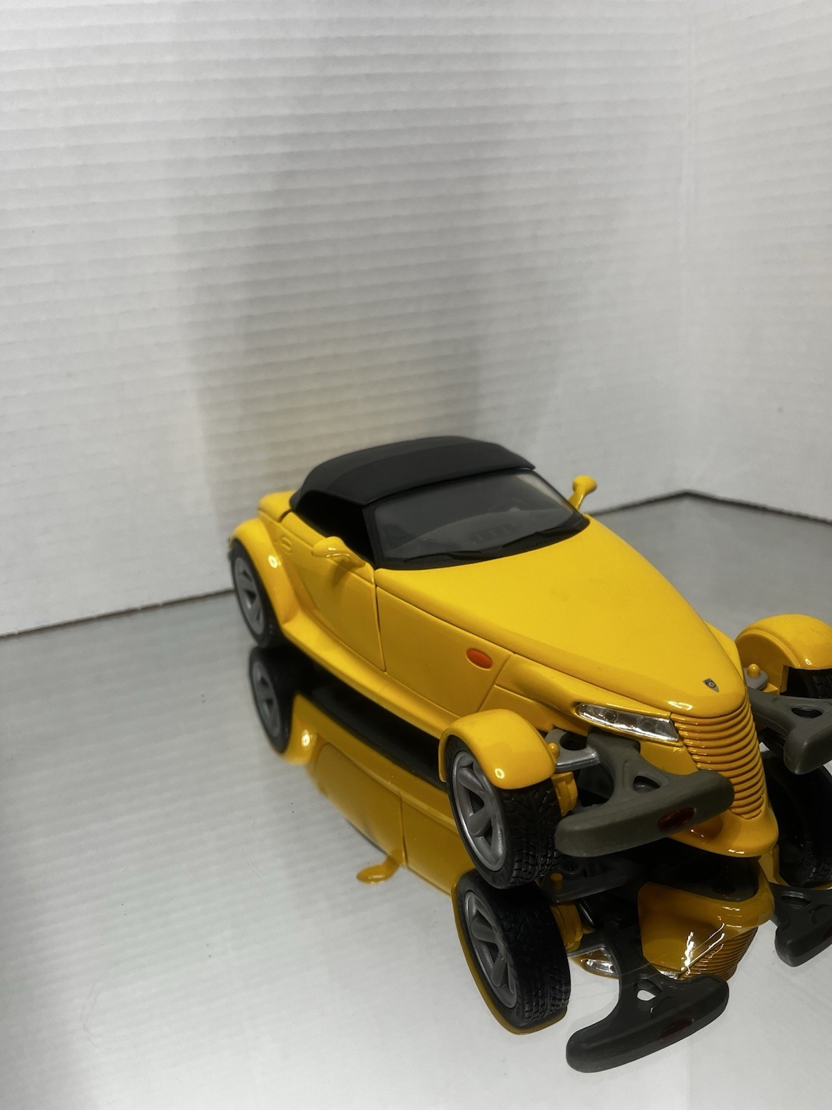Anson 1:18 1999 Plymouth Prowler Yellow Diecast Convertible – Removable Top